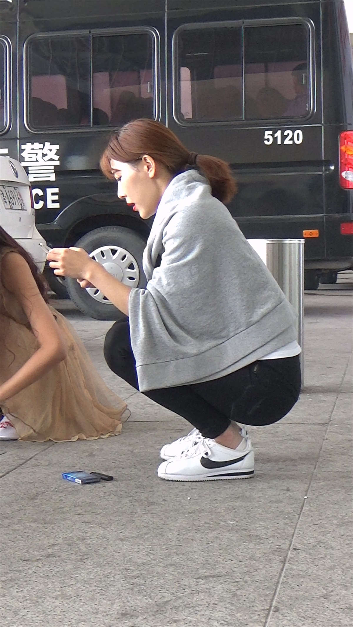玩手机的模特靓女-日更街拍