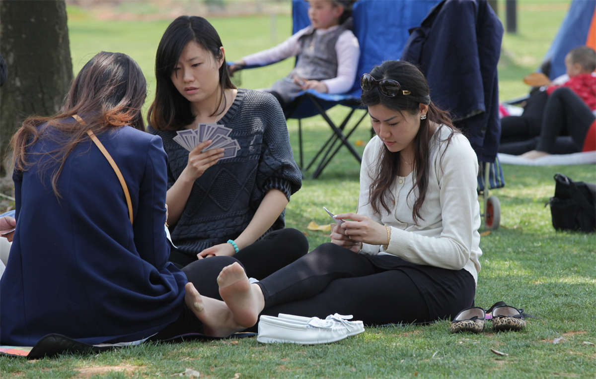 图片[2]-踏青公园街拍系列No.423 美女性感玉足和超薄短肉丝的强强联手-日更街拍