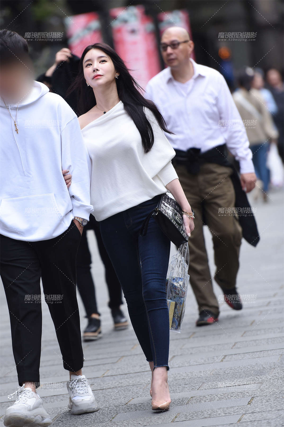 【咔喳赛帖】妹妹显得很幸福-日更街拍