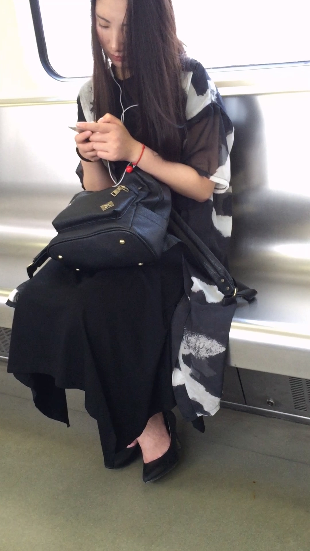 图片[2]-地铁拍摄黑色高跟长裙漂亮MM-日更街拍
