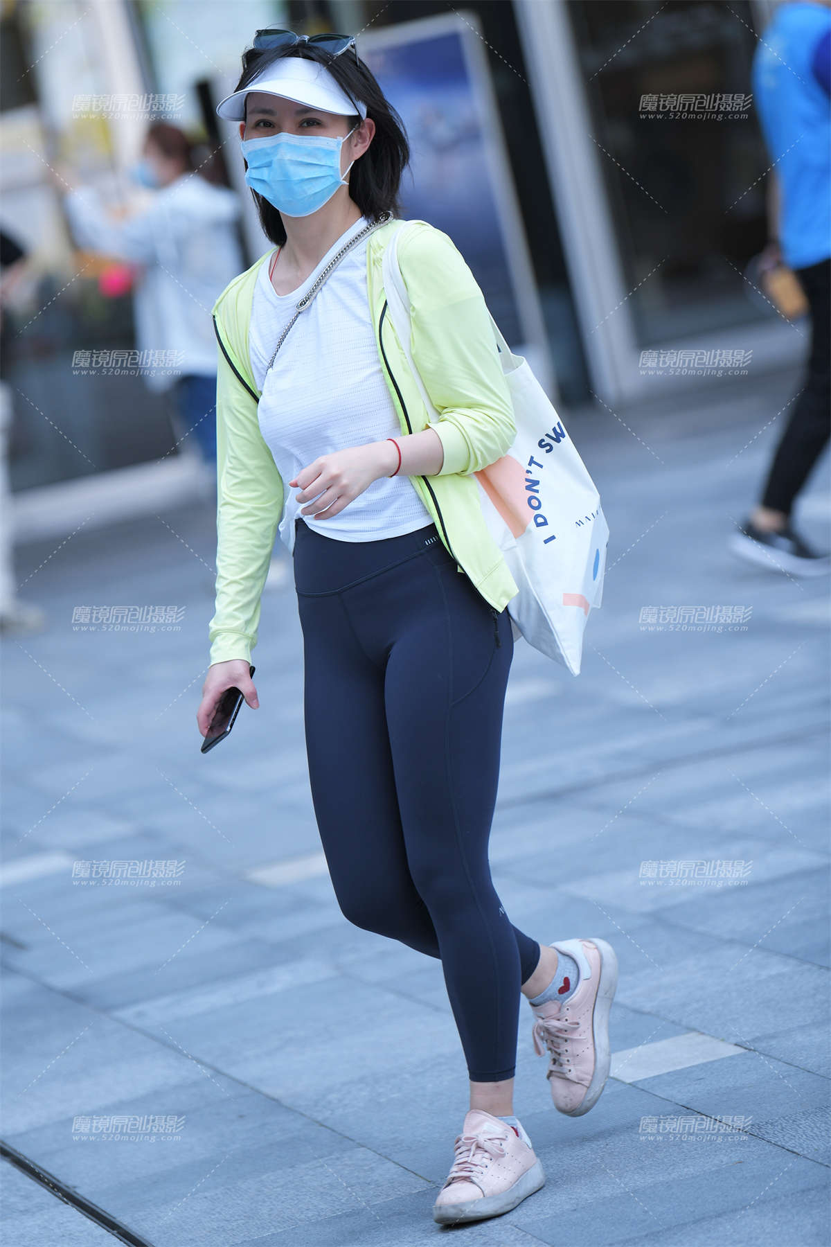 【咔喳赛帖】街上流行紧身裤-日更街拍