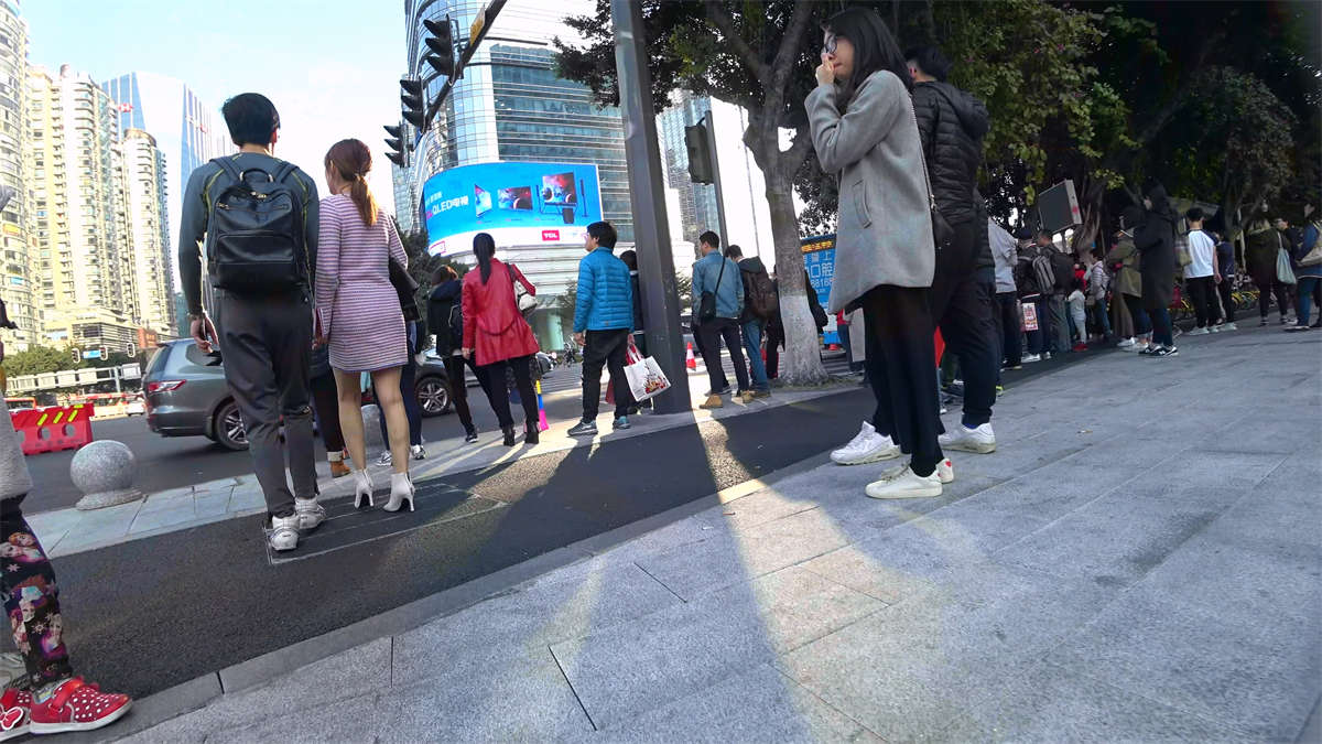 图片[2]-连衣裙白色高跟鞋美女过马路-日更街拍