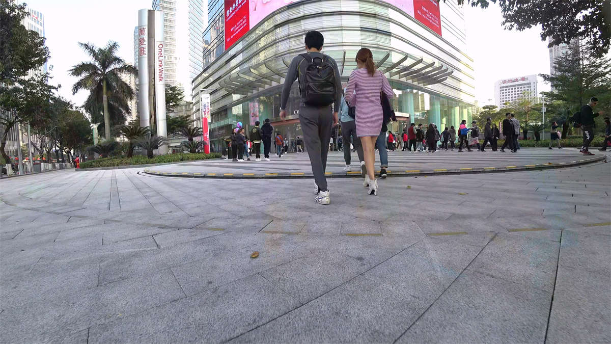 连衣裙白色高跟鞋美女过马路-日更街拍