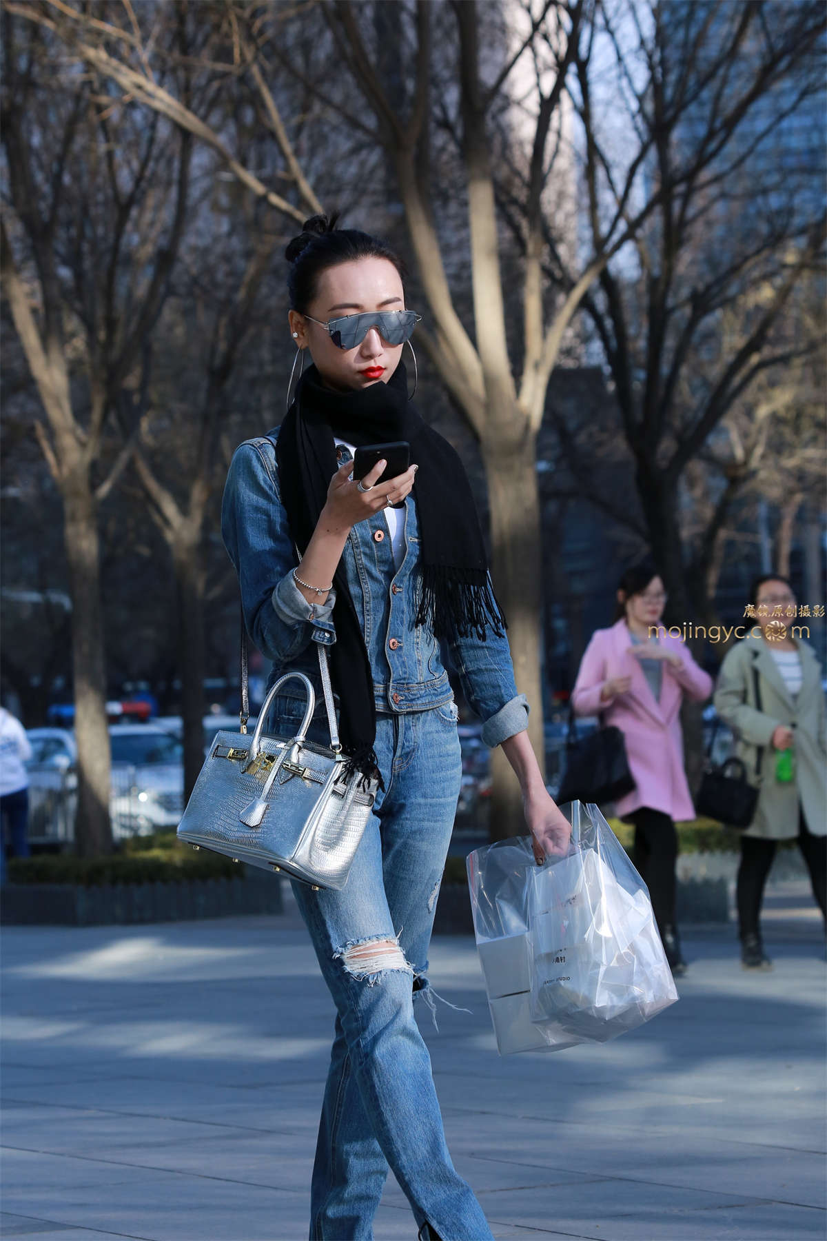 感受美女的仔裤魅力-日更街拍