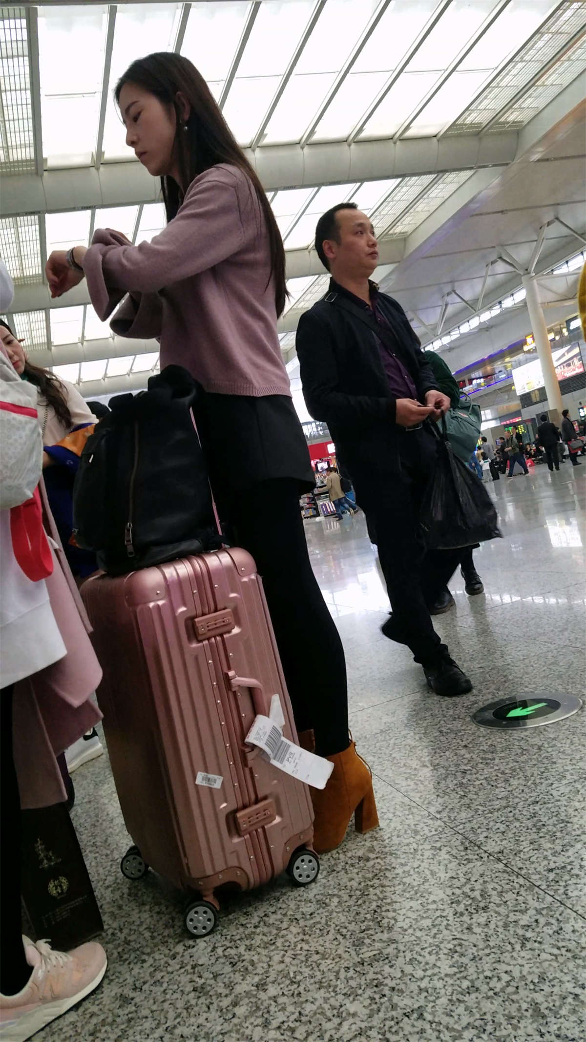 图片[2]-高铁站等车的黑色丝袜棕色高跟极品美腿长发美女-日更街拍