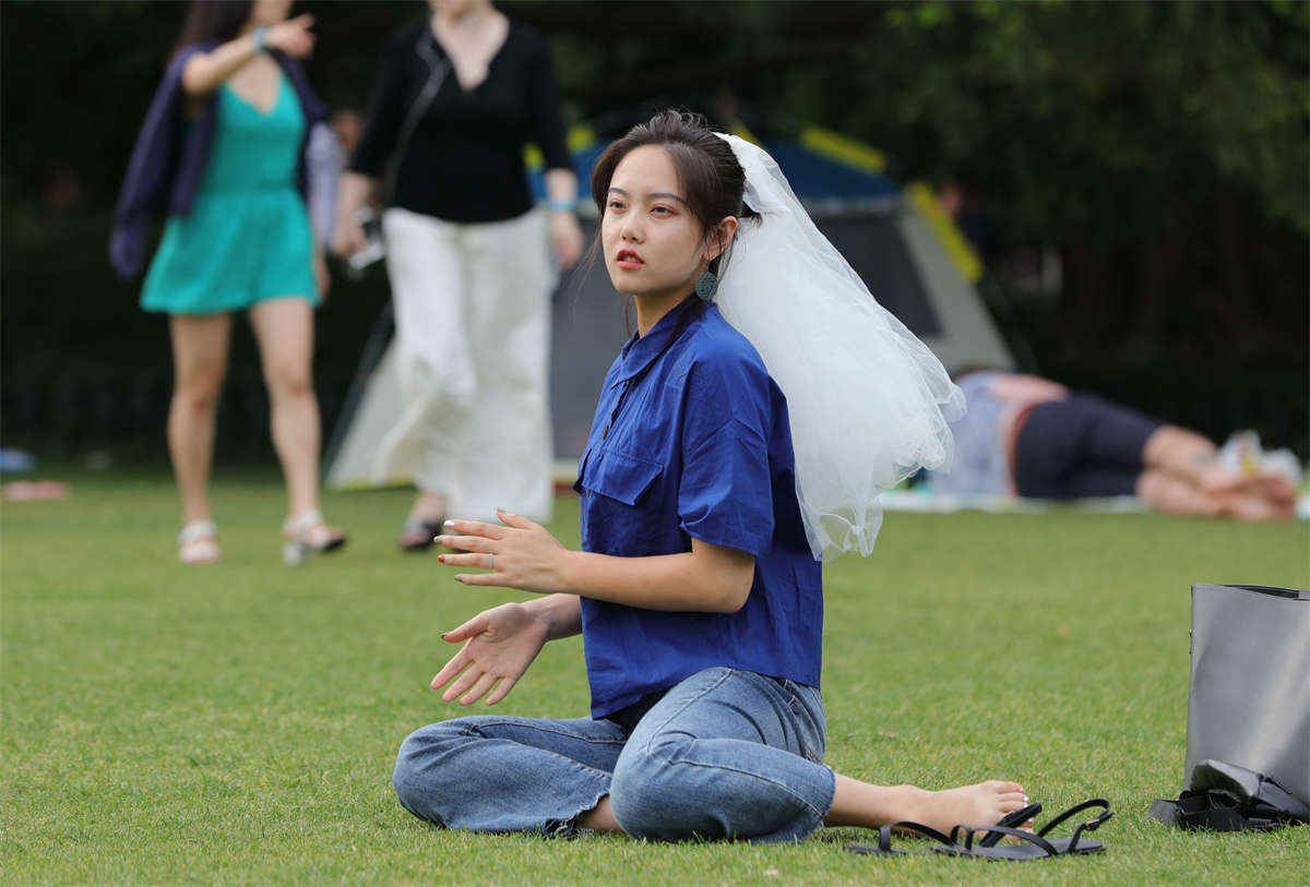 图片[2]-踏青公园街拍系列No.1649 赤足女孩戴上头纱，想尝一把当新娘的感觉-日更街拍