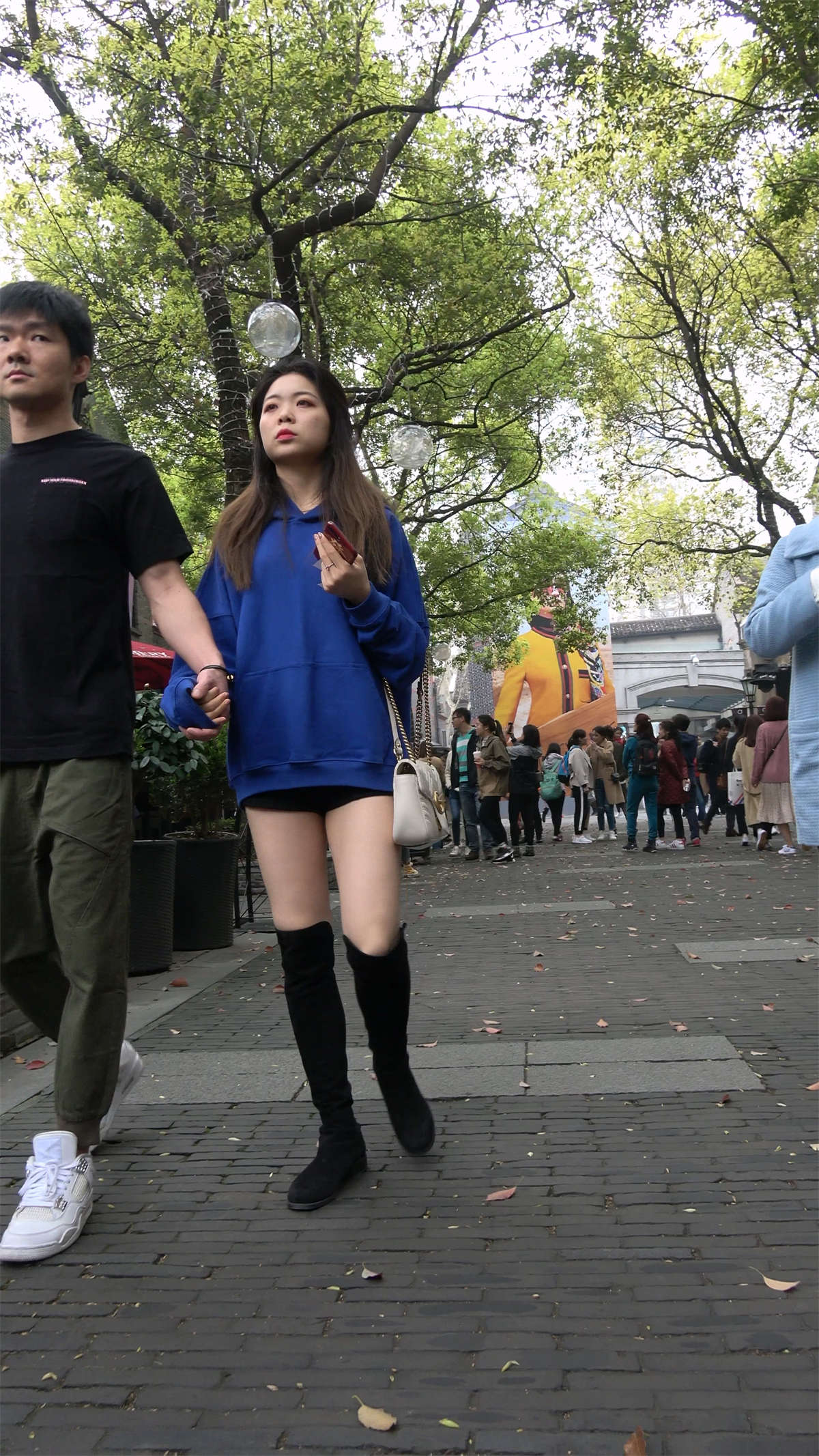 图片[2]-蓝色卫衣长靴美腿姑娘-日更街拍