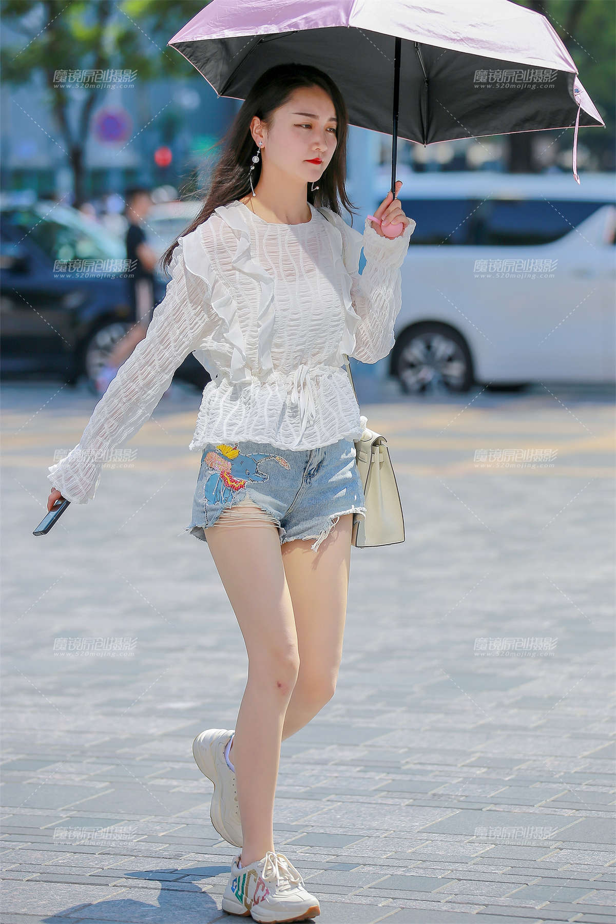 热裤漂亮美眉-日更街拍