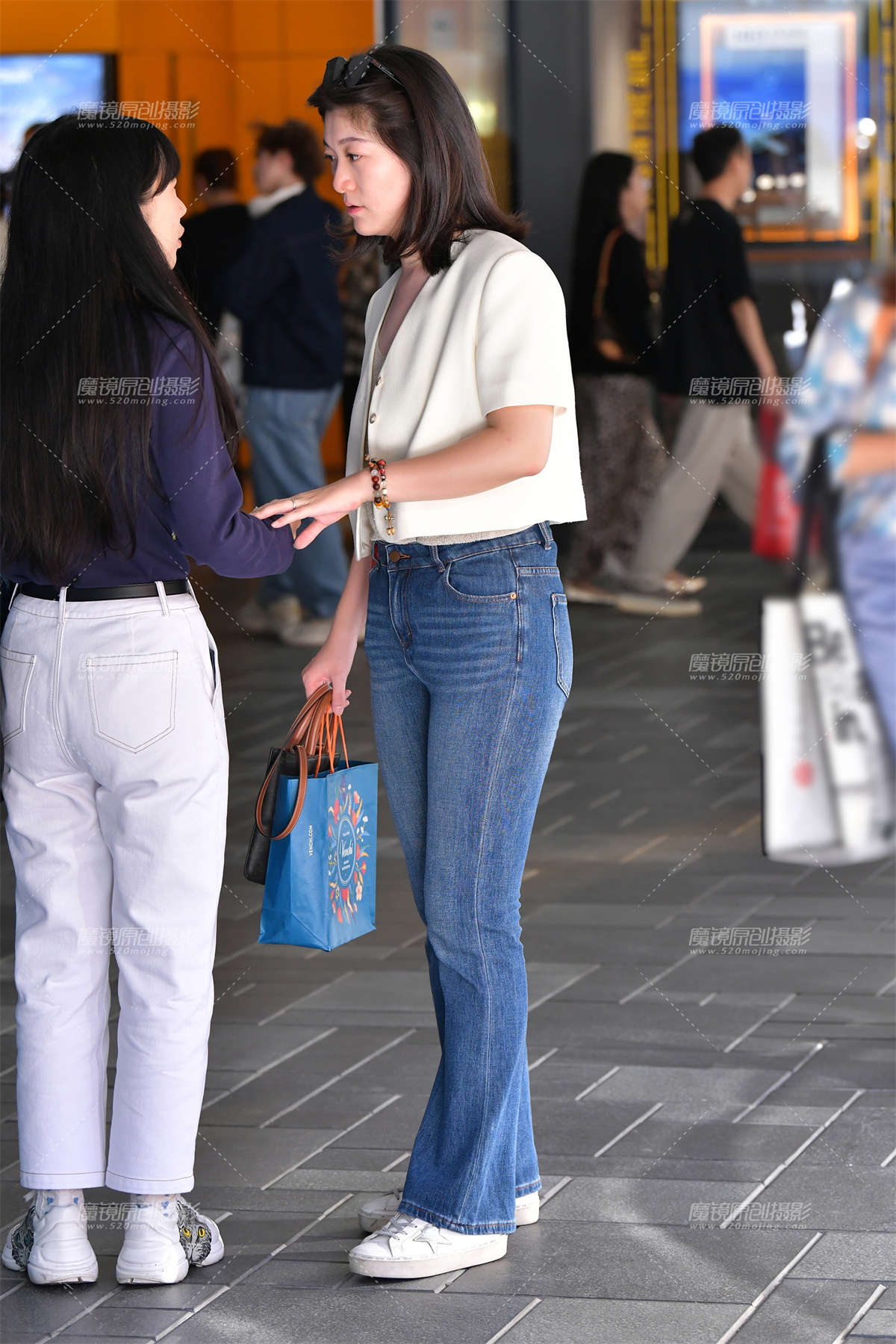 图片[2]-★韵味微丰腴牛仔裤美女-日更街拍