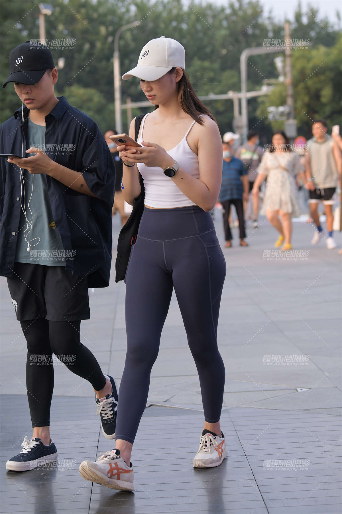 蓝色瑜伽裤鸭舌帽美女-日更街拍