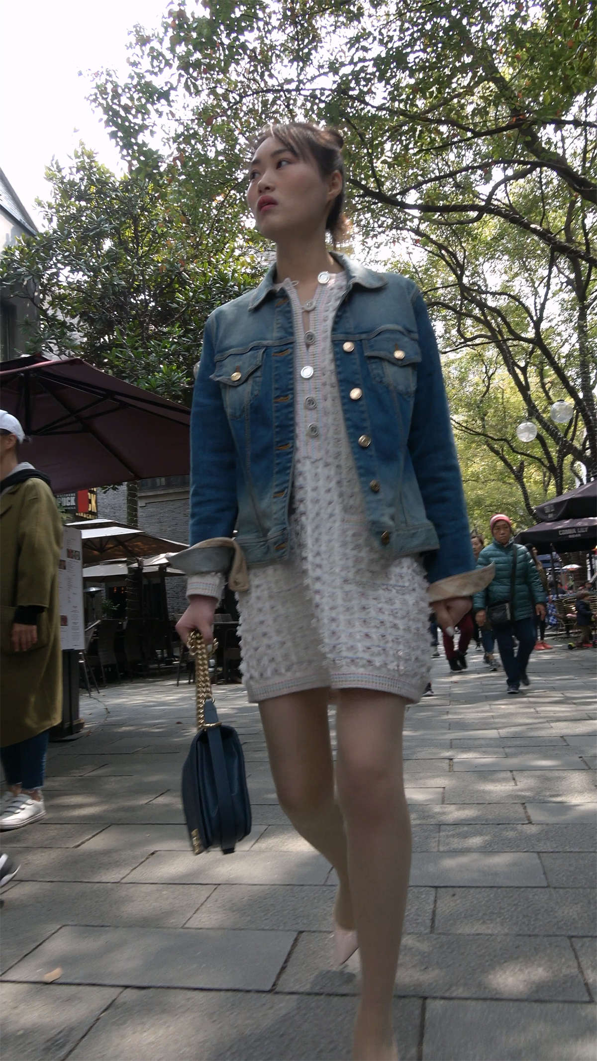 图片[2]-连衣裙，牛仔外套，高跟，丝袜美腿美女-日更街拍