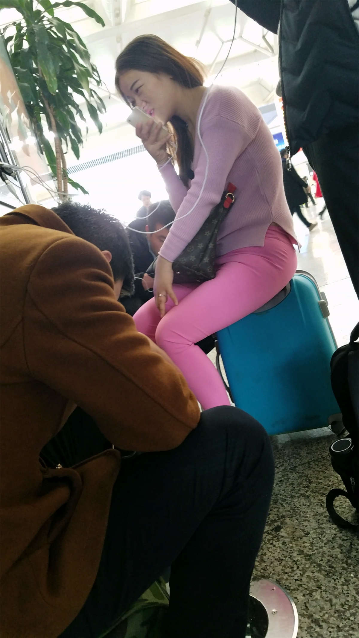 图片[2]-高铁站跟拍粉色紧裤饱满圆润大屁股长发少妇-日更街拍