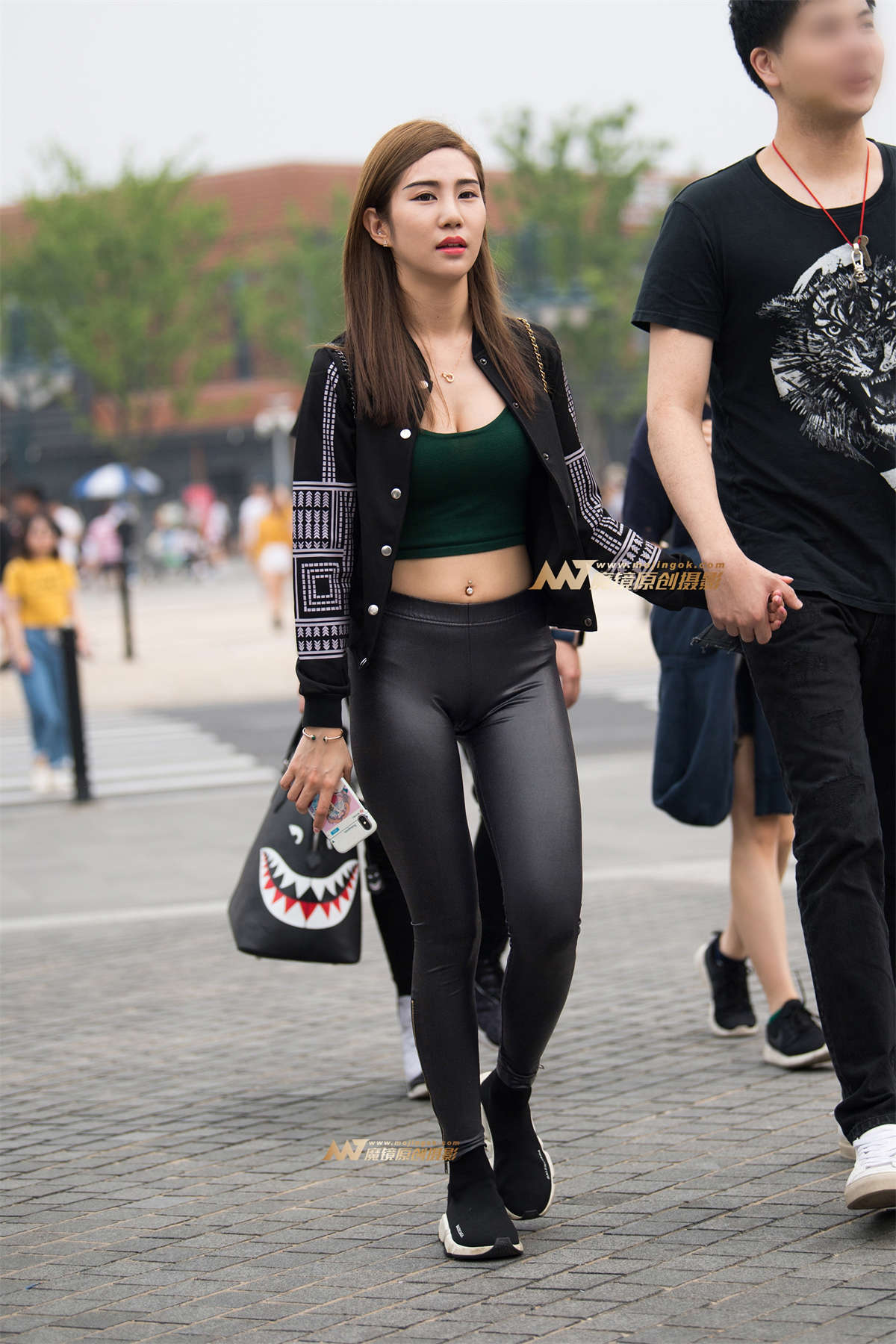 【一只傻麋鹿赛帖】超紧身黑色弹力裤美女-日更街拍