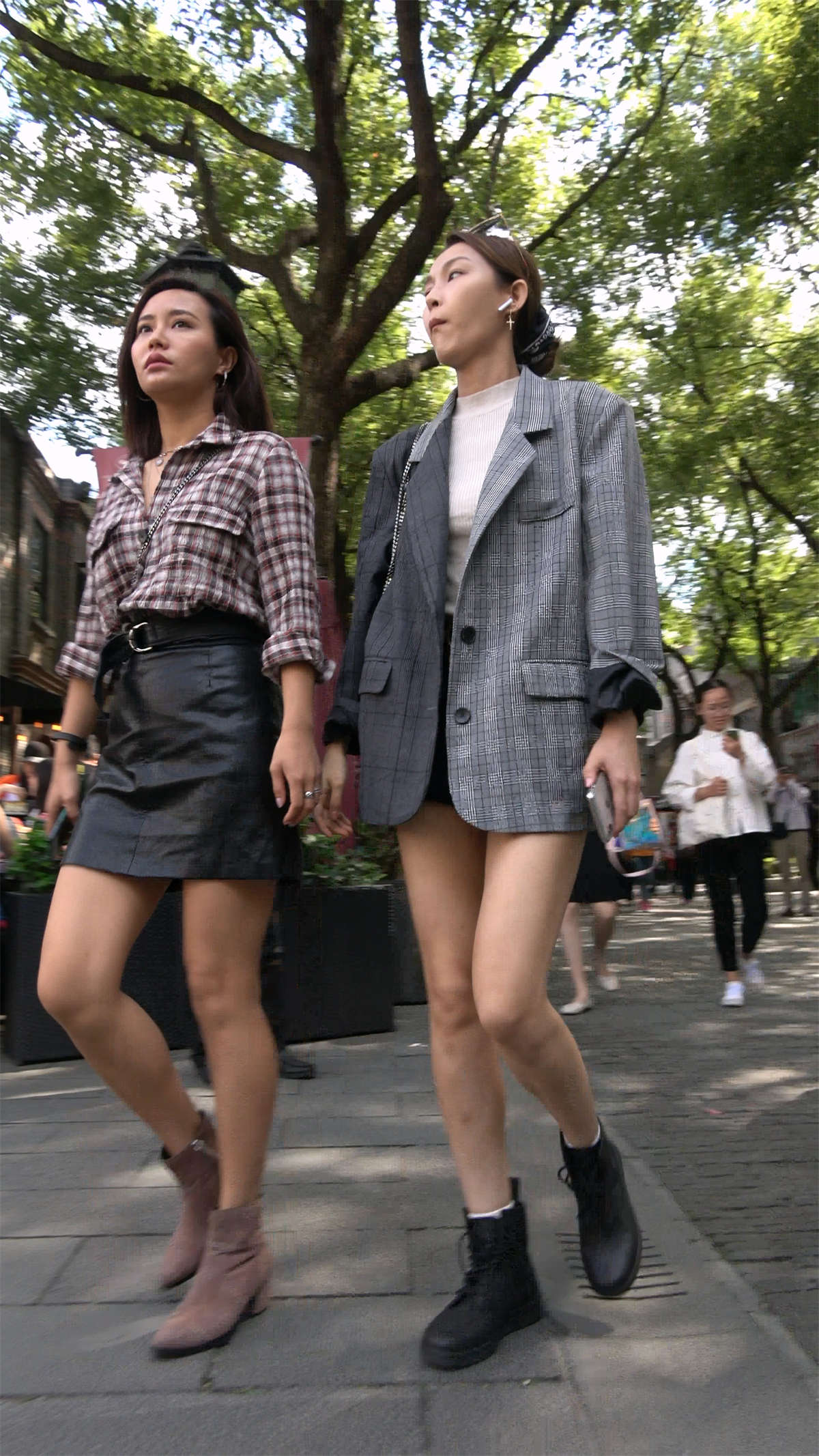 美女闺蜜相约下午茶-日更街拍