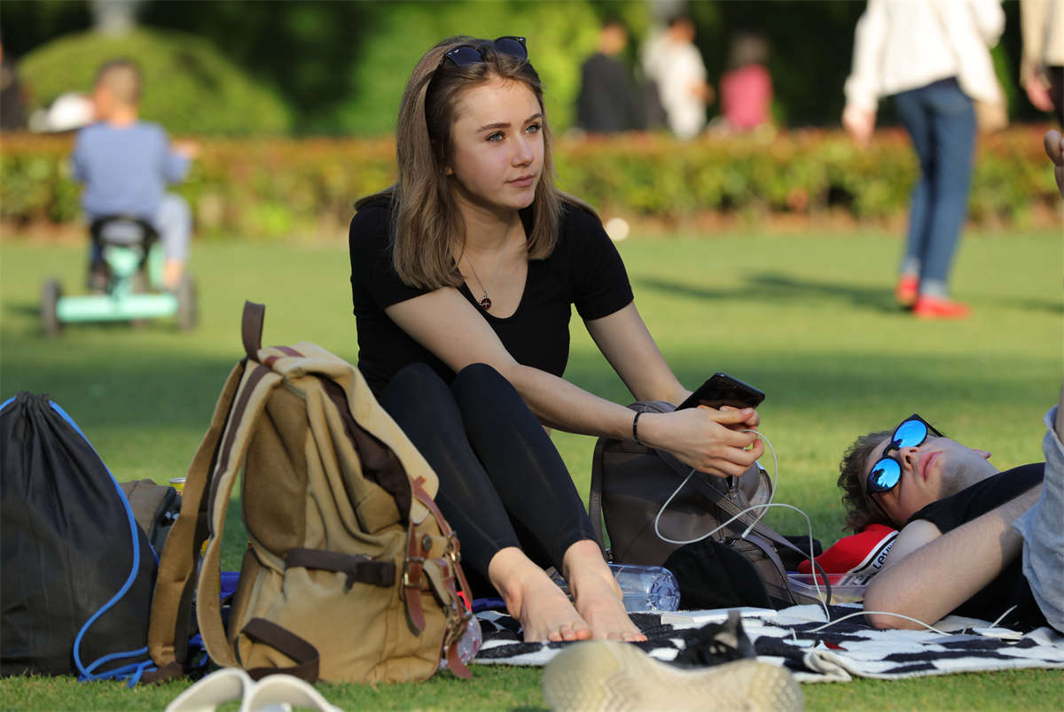 图片[2]-踏青公园街拍系列No.1650 金发靓妹露脚的姿势，绝对是你想像不到的开放-日更街拍