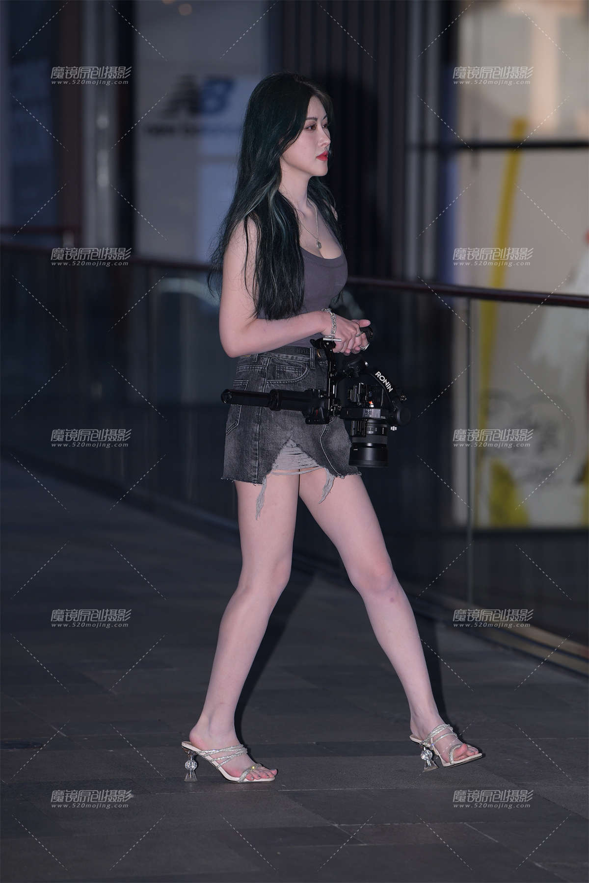 夜遇白皙美腿美女-日更街拍