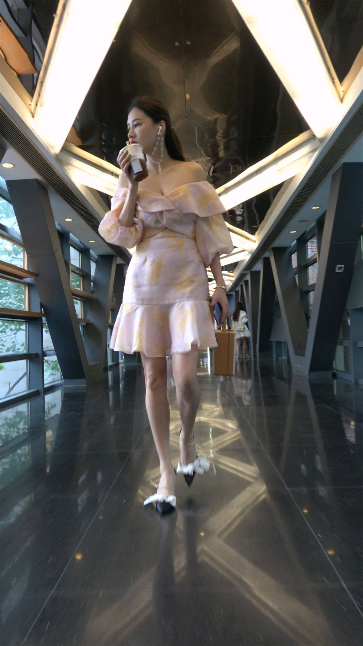 性感抹胸装连衣裙高跟美女-日更街拍