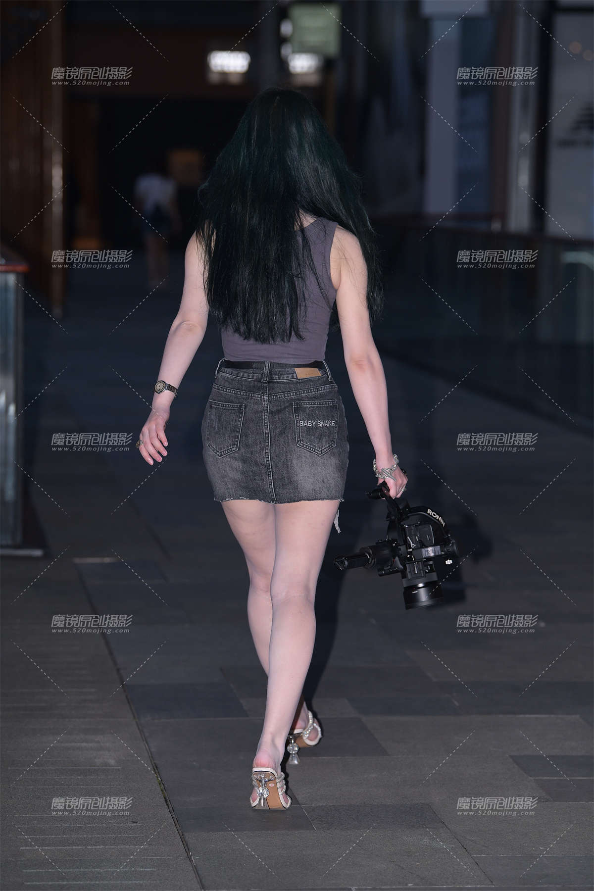 图片[2]-夜遇白皙美腿美女-日更街拍