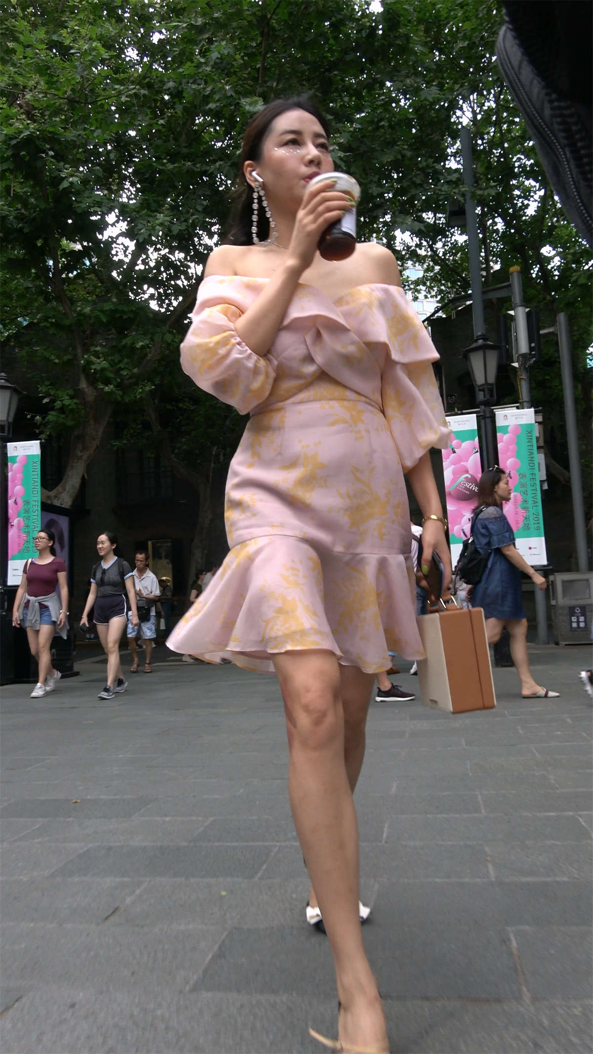 图片[2]-性感抹胸装连衣裙高跟美女-日更街拍