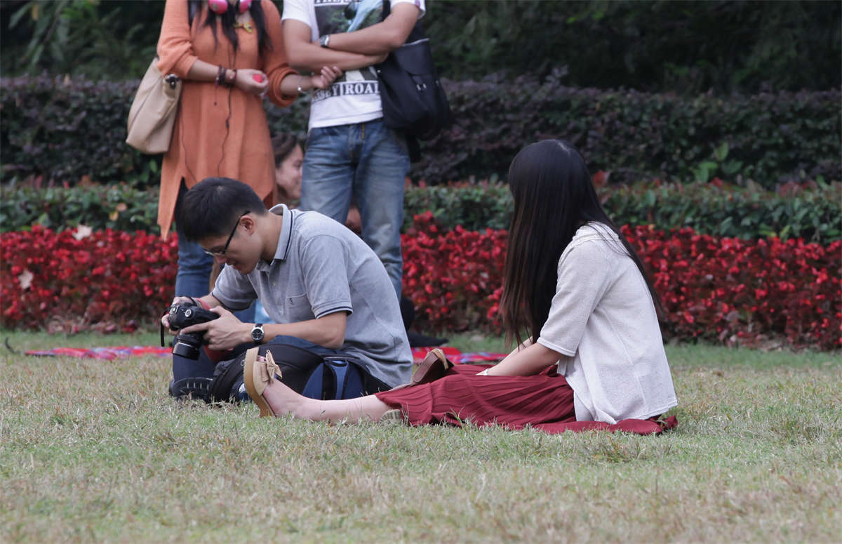 踏青公园街拍系列No.875 大眼美女的凉拖玉足-日更街拍