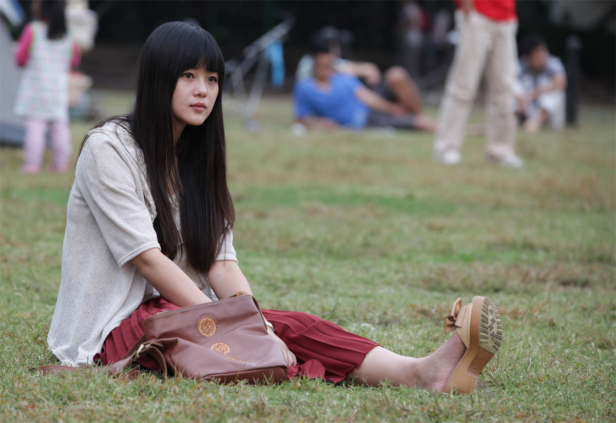 图片[2]-踏青公园街拍系列No.875 大眼美女的凉拖玉足-日更街拍