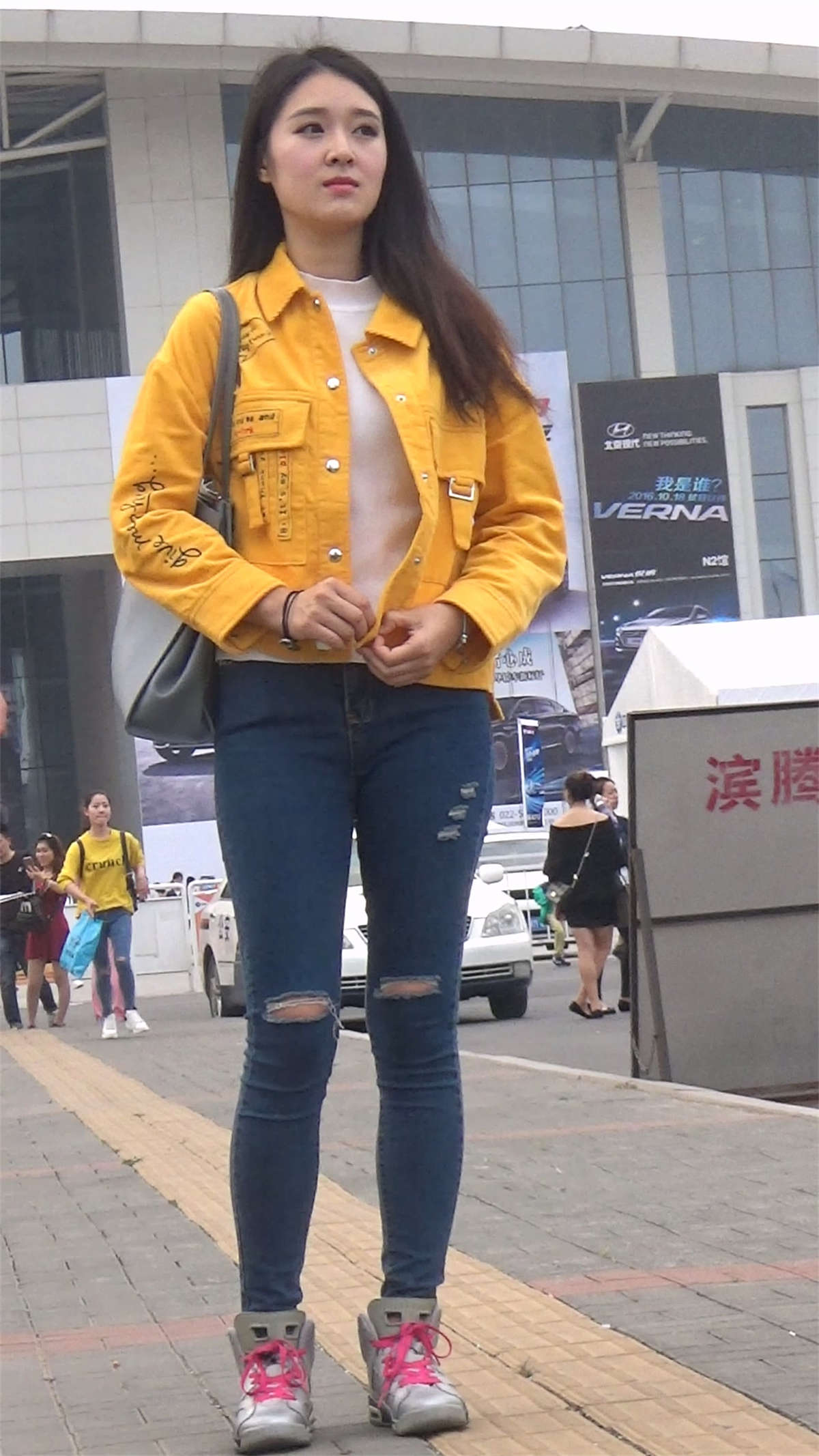 极品牛仔裤模特美女-日更街拍