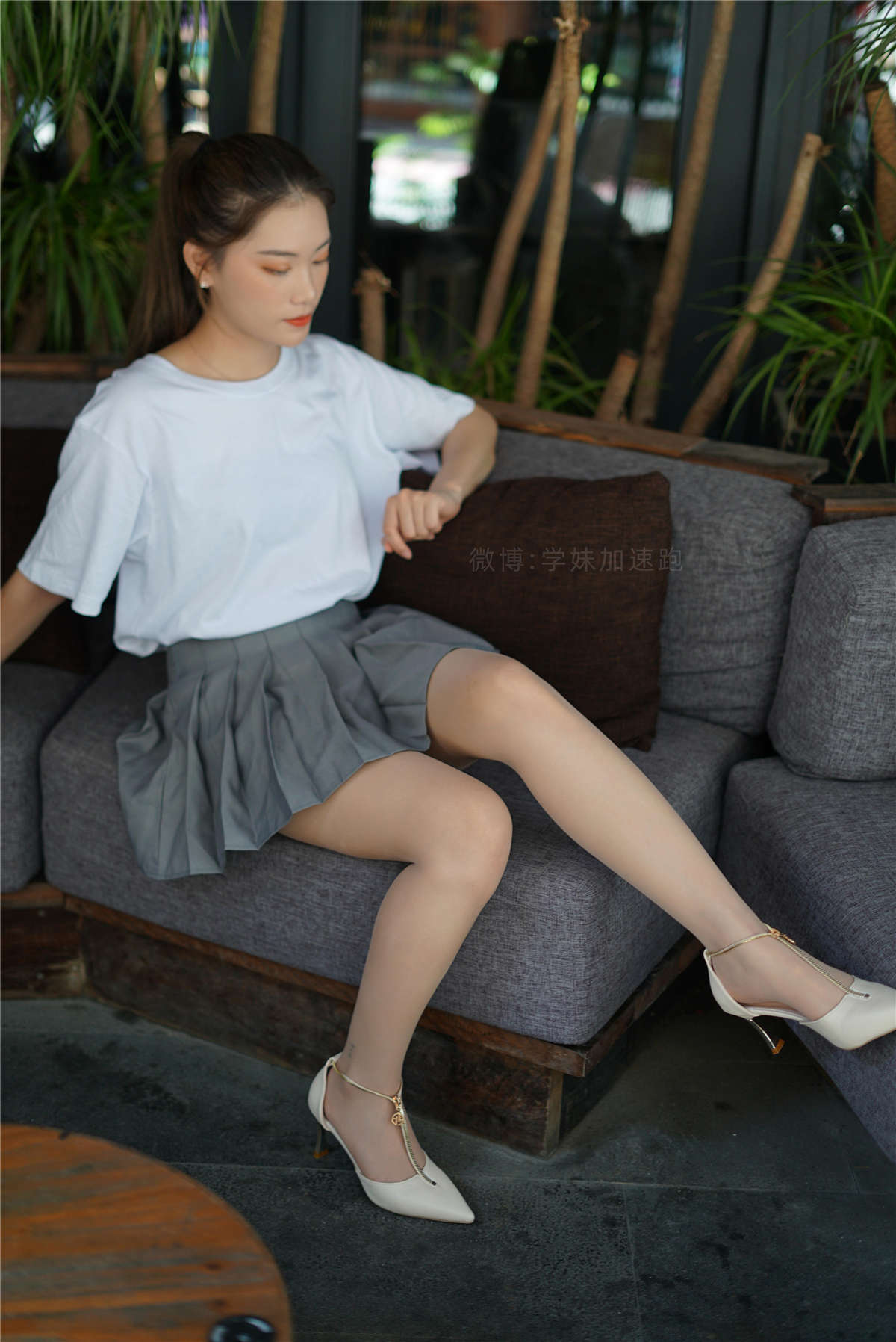 图片[2]-学妹加速跑 No.53 灰裙下的丝-玲玲-日更街拍