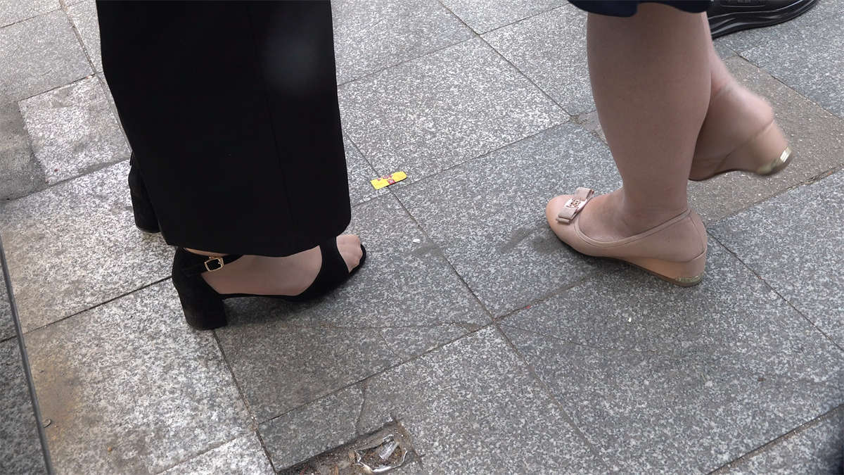 图片[2]-肉色丝袜，黑高跟美足MM-日更街拍