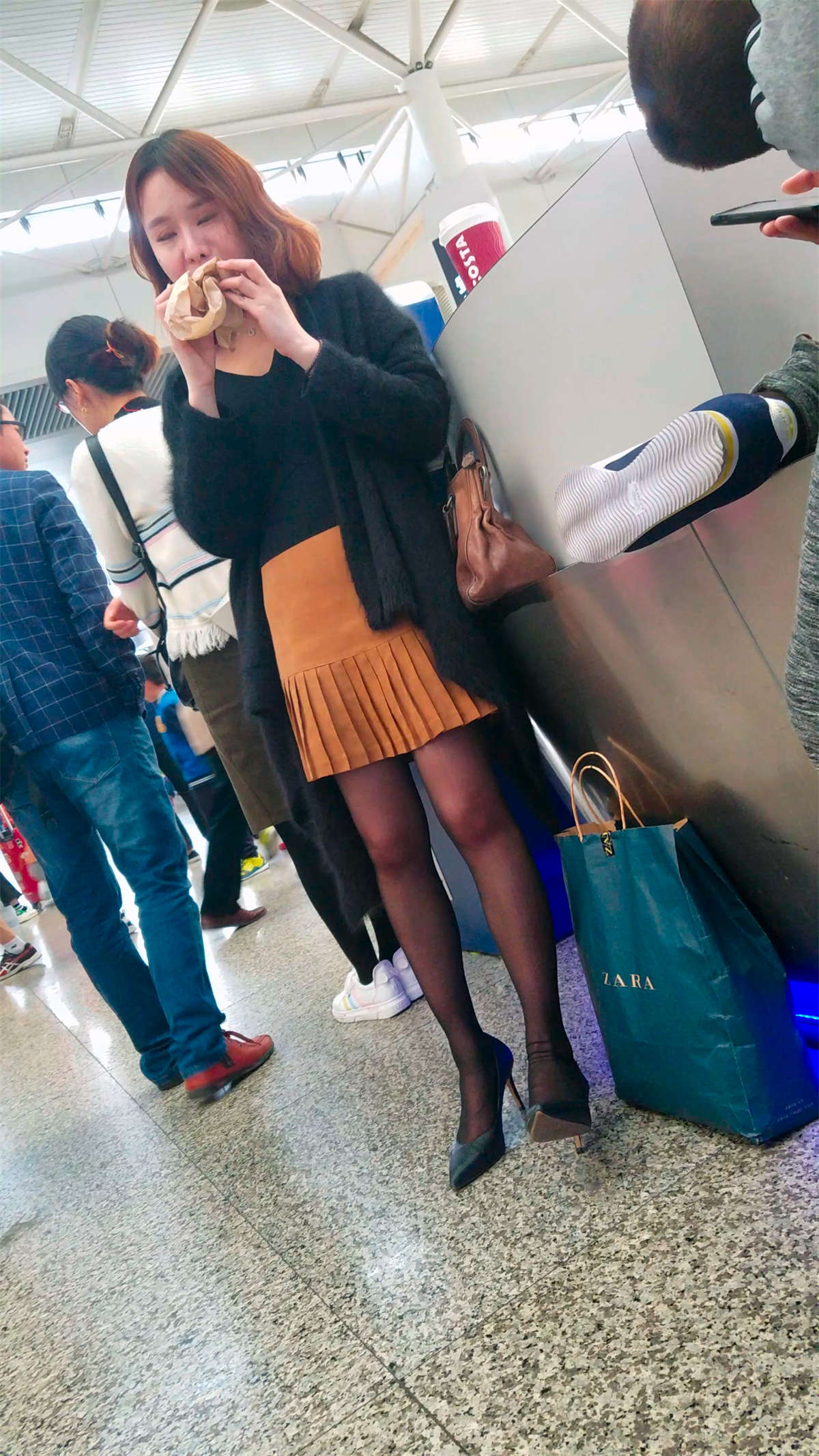 图片[2]-黑丝高跟鞋美女吃东西-日更街拍