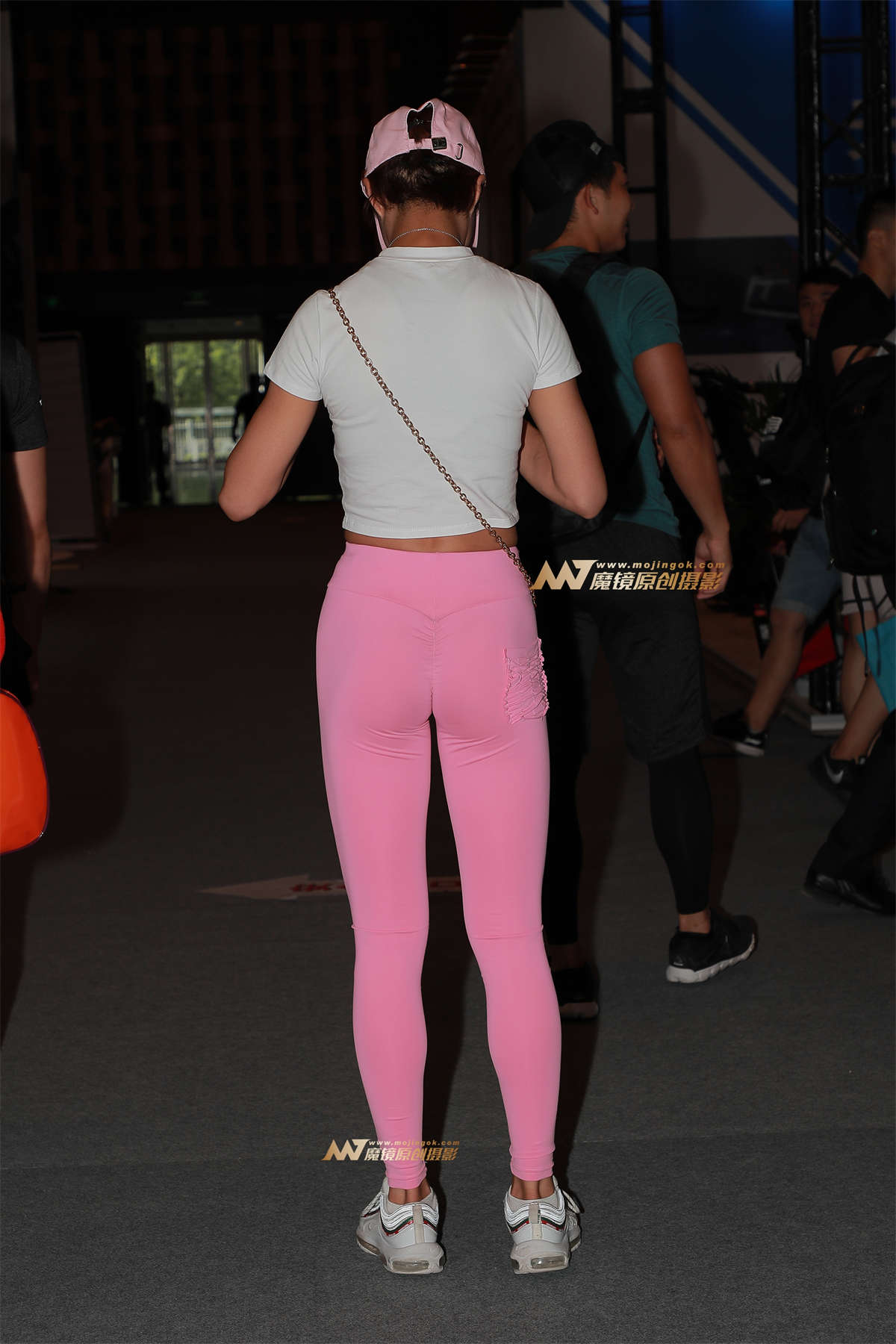 图片[2]-【街拍之魂赛帖】B51、单车上的粉红妹子-日更街拍