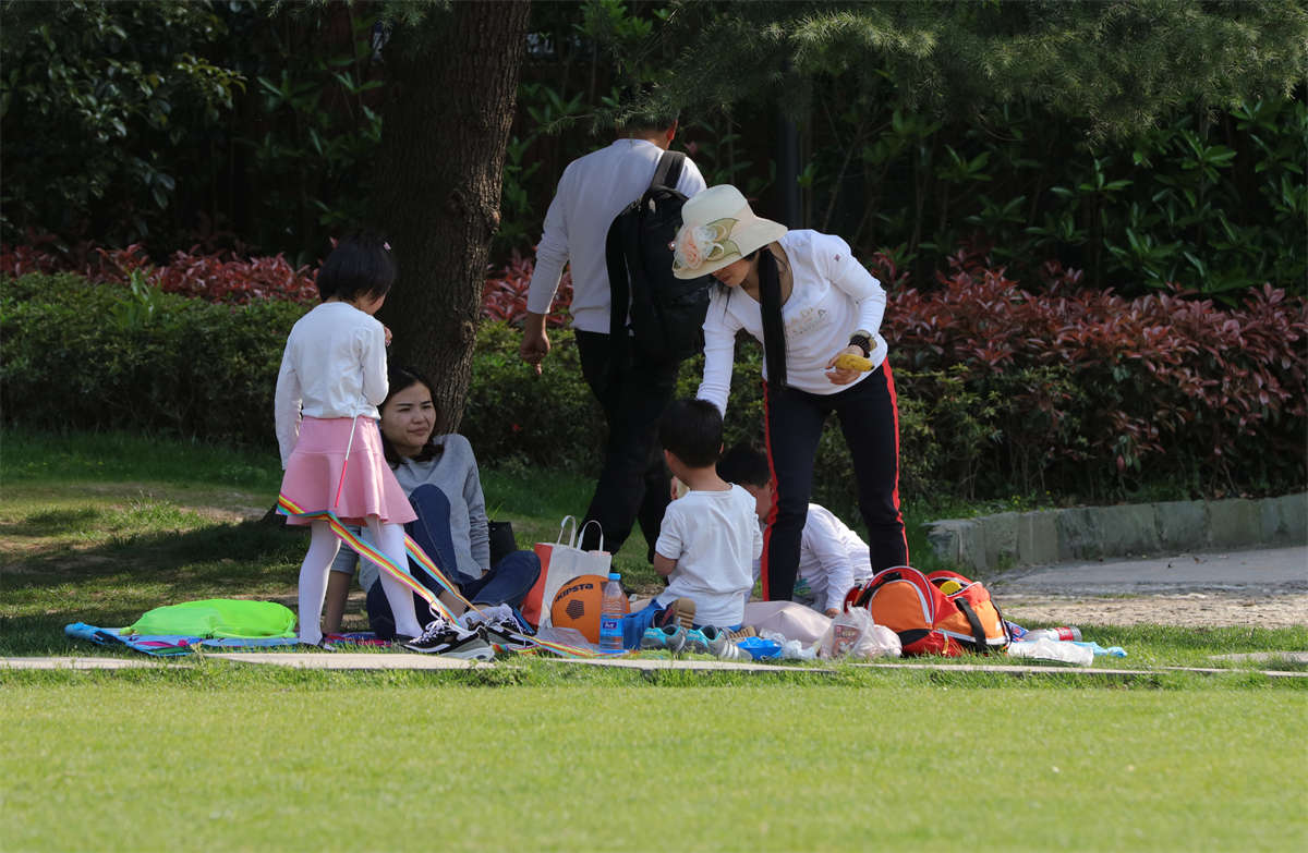 图片[2]-踏青公园街拍系列No.719 少妇短肉丝 第1套-日更街拍