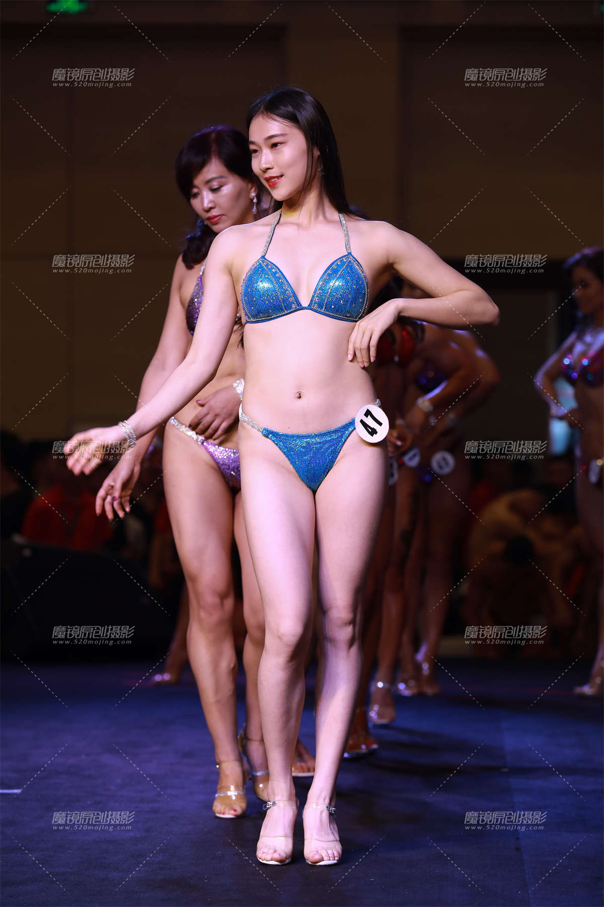 肤白貌美的比基尼美眉-日更街拍