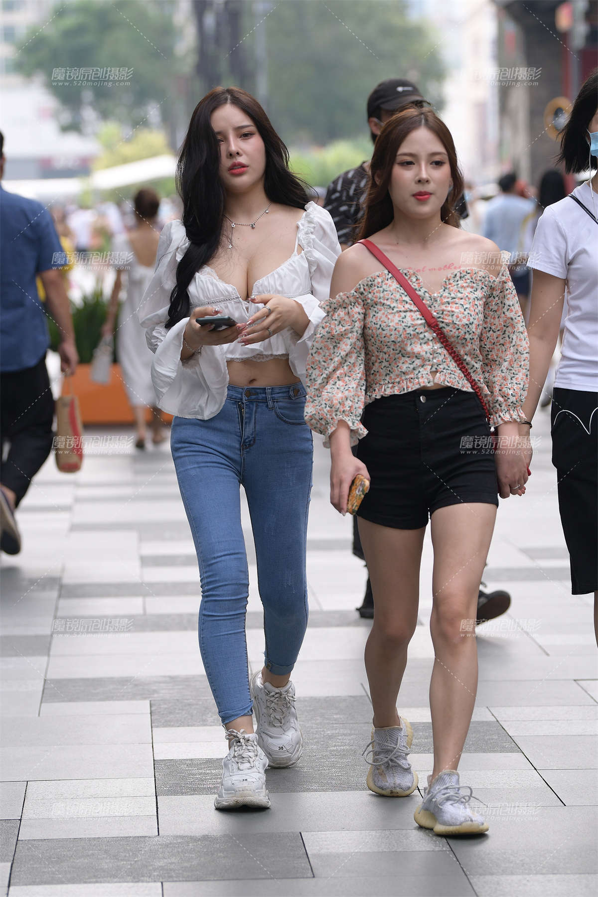 性感紧牛美眉-日更街拍