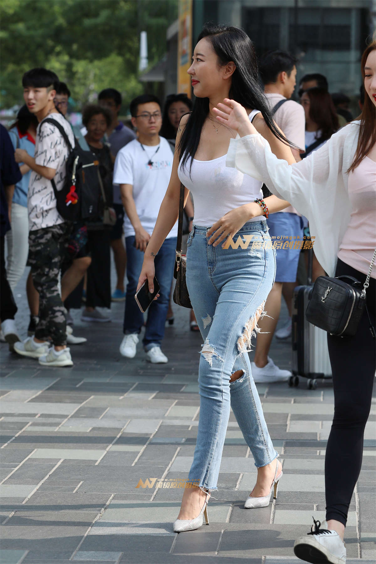 【视觉冲击赛帖】低胸，紧牛，细高跟小姐姐-日更街拍