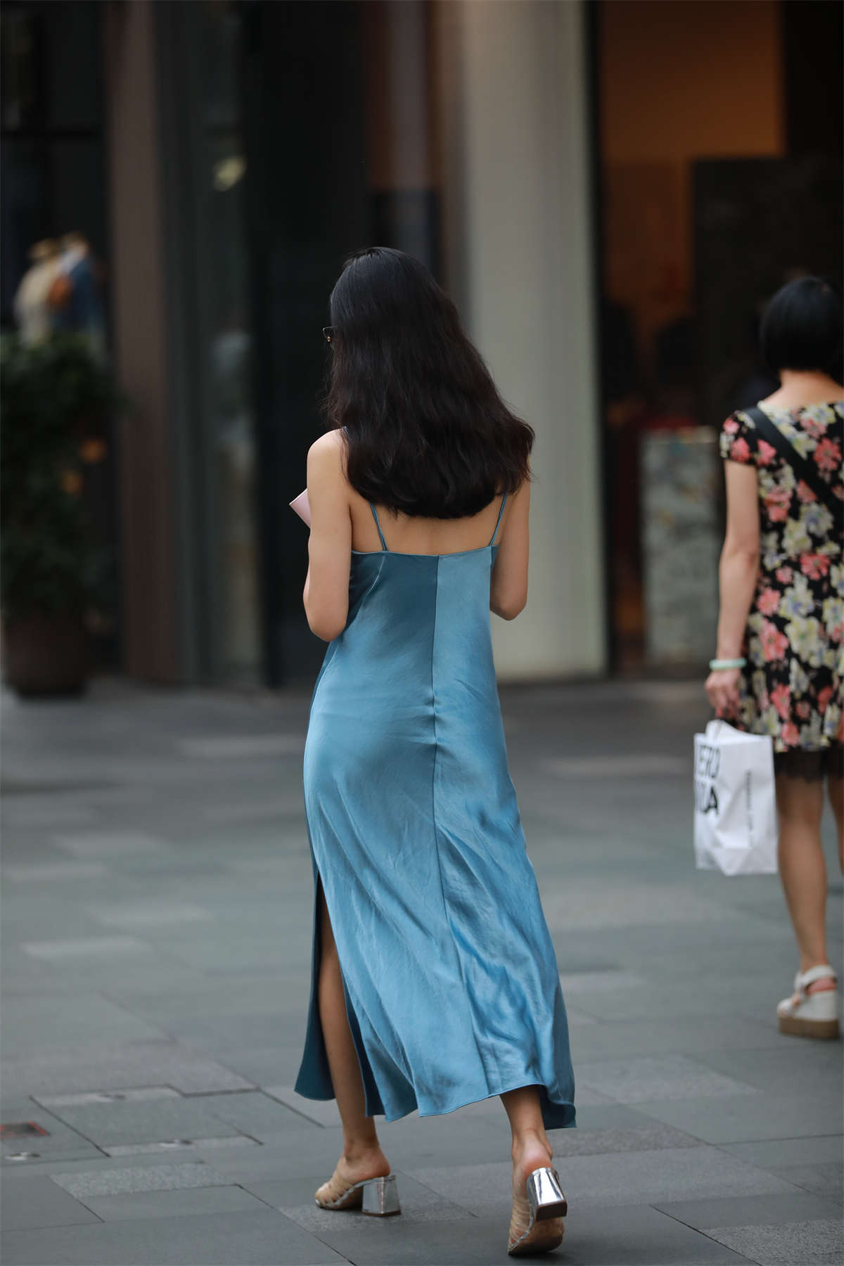 图片[2]-【凯恩赛贴】舒适的绸缎最适合夏天-日更街拍