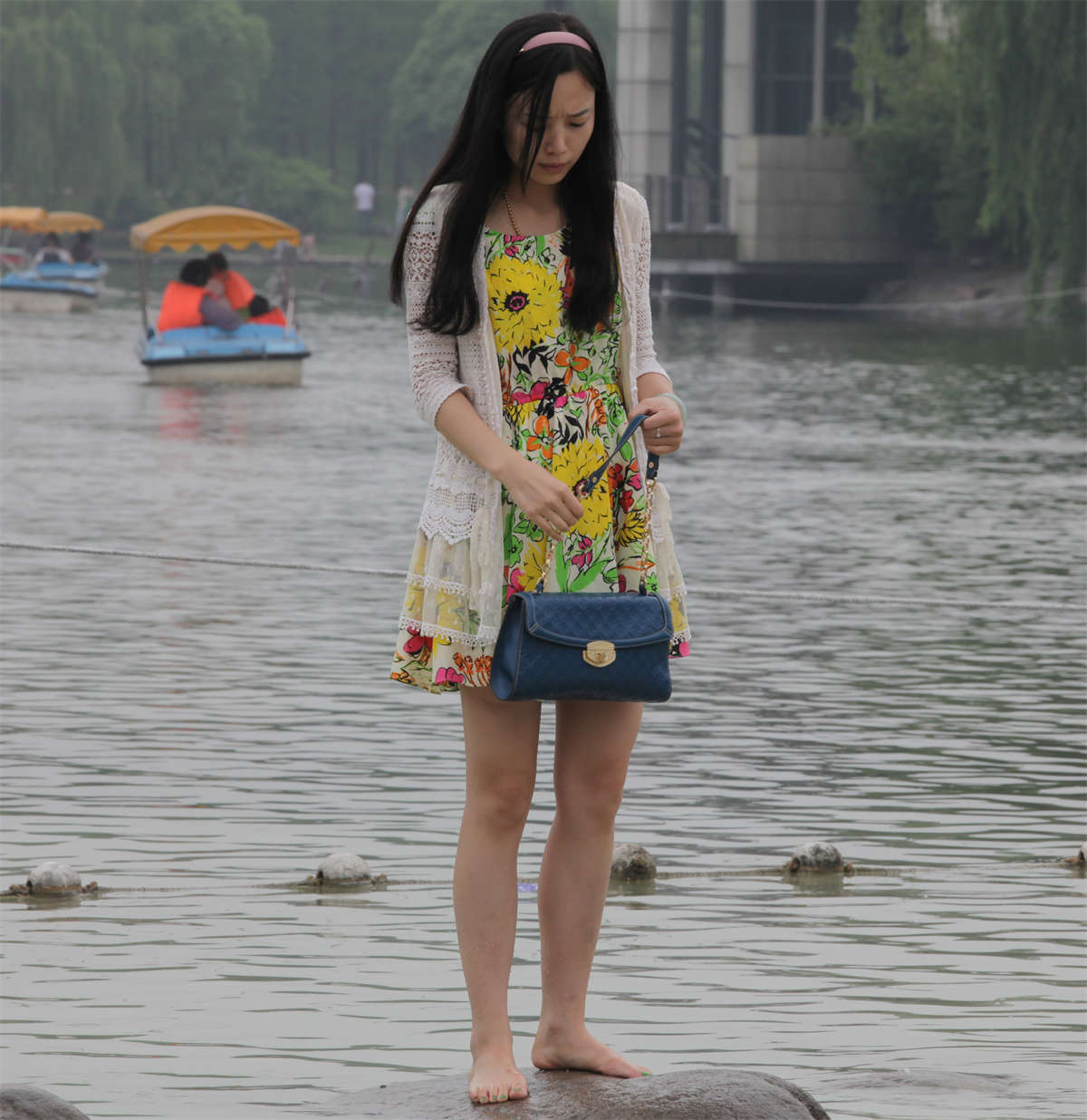 图片[2]-踏青公园街拍系列No.425 美足戏水不算什么，一定要配套动作多才行-日更街拍