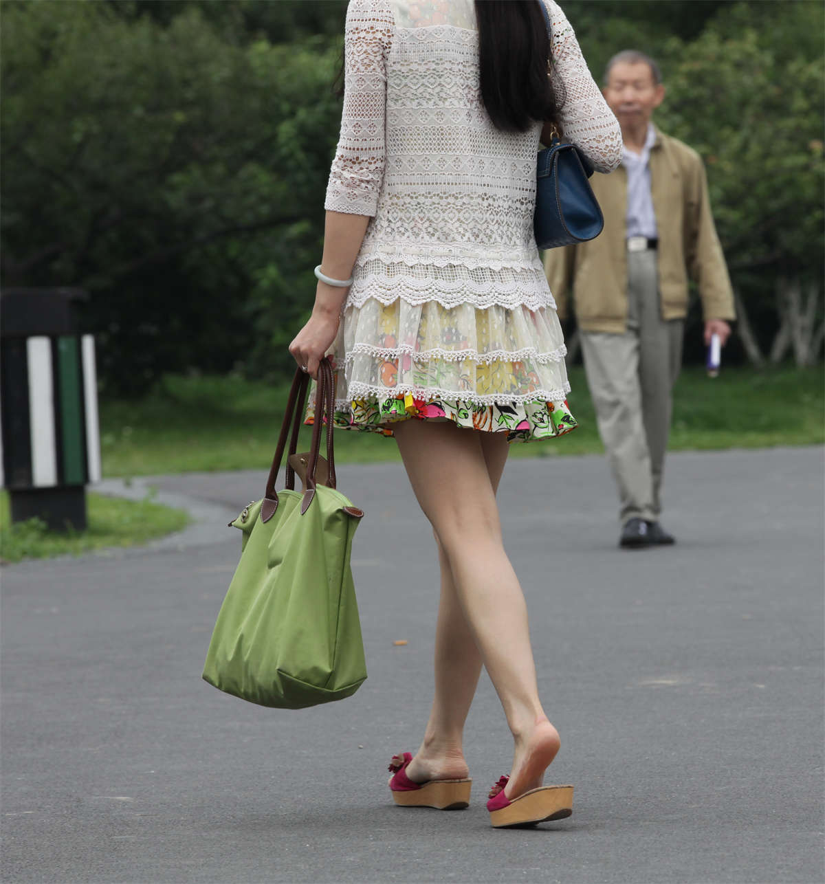 踏青公园街拍系列No.425 美足戏水不算什么，一定要配套动作多才行-日更街拍