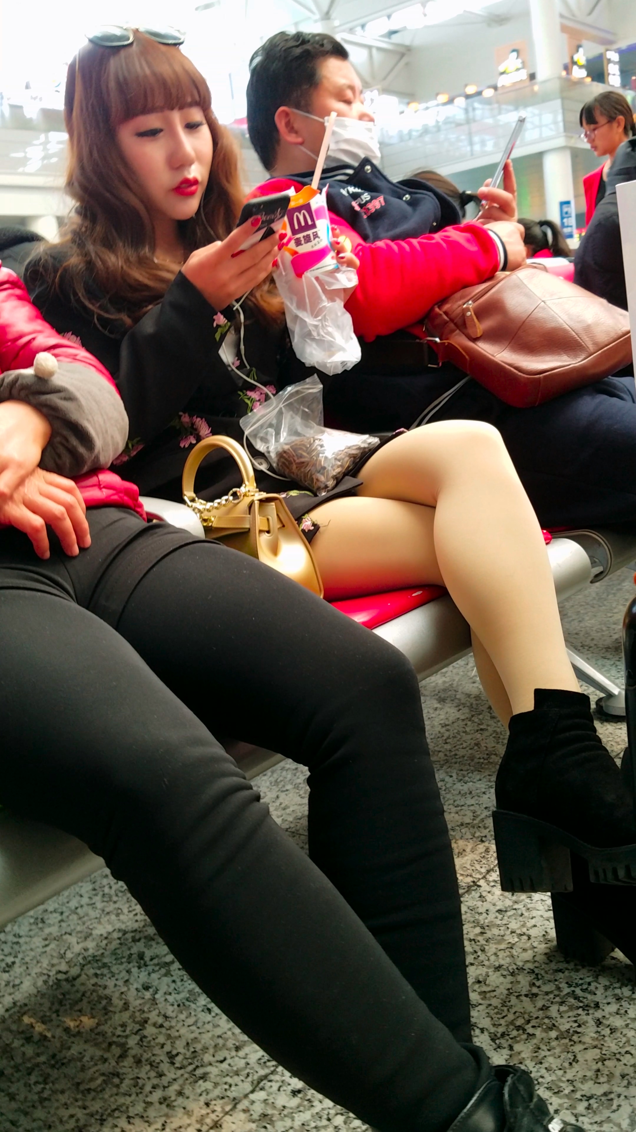 [4K高清视频]高铁站候车的超短裙肉色丝袜漂亮可爱美女-日更街拍