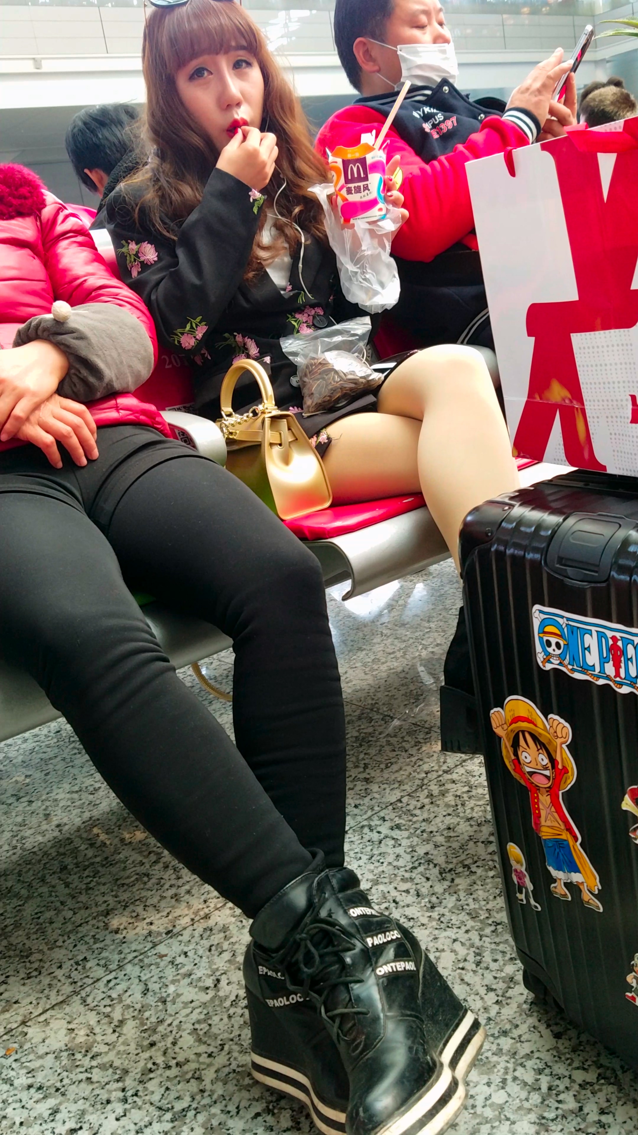 图片[2]-[4K高清视频]高铁站候车的超短裙肉色丝袜漂亮可爱美女-日更街拍