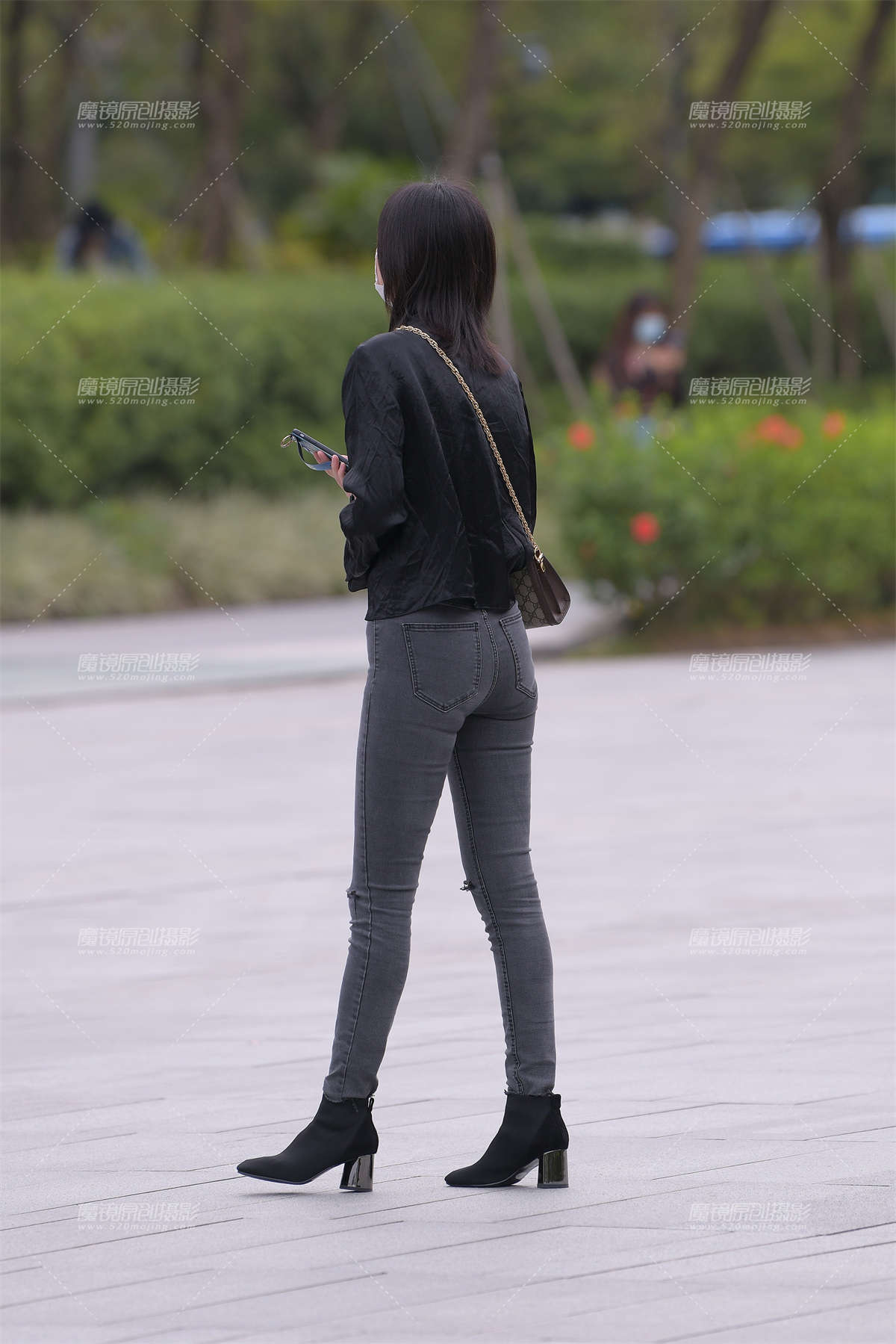 图片[2]-似乎在等人的紧牛小姐姐-日更街拍