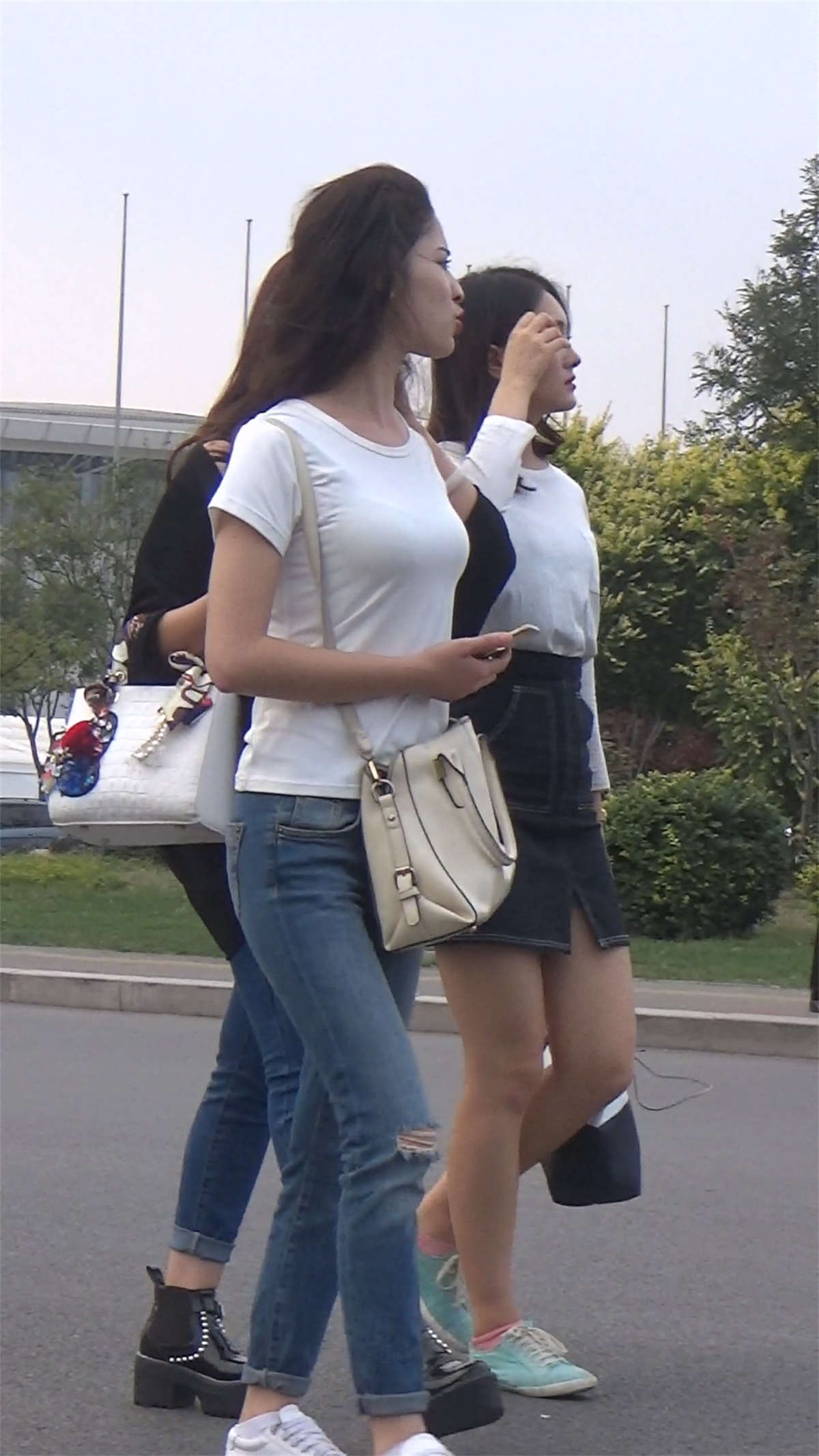 短裙长腿美女等来接她的司机-日更街拍