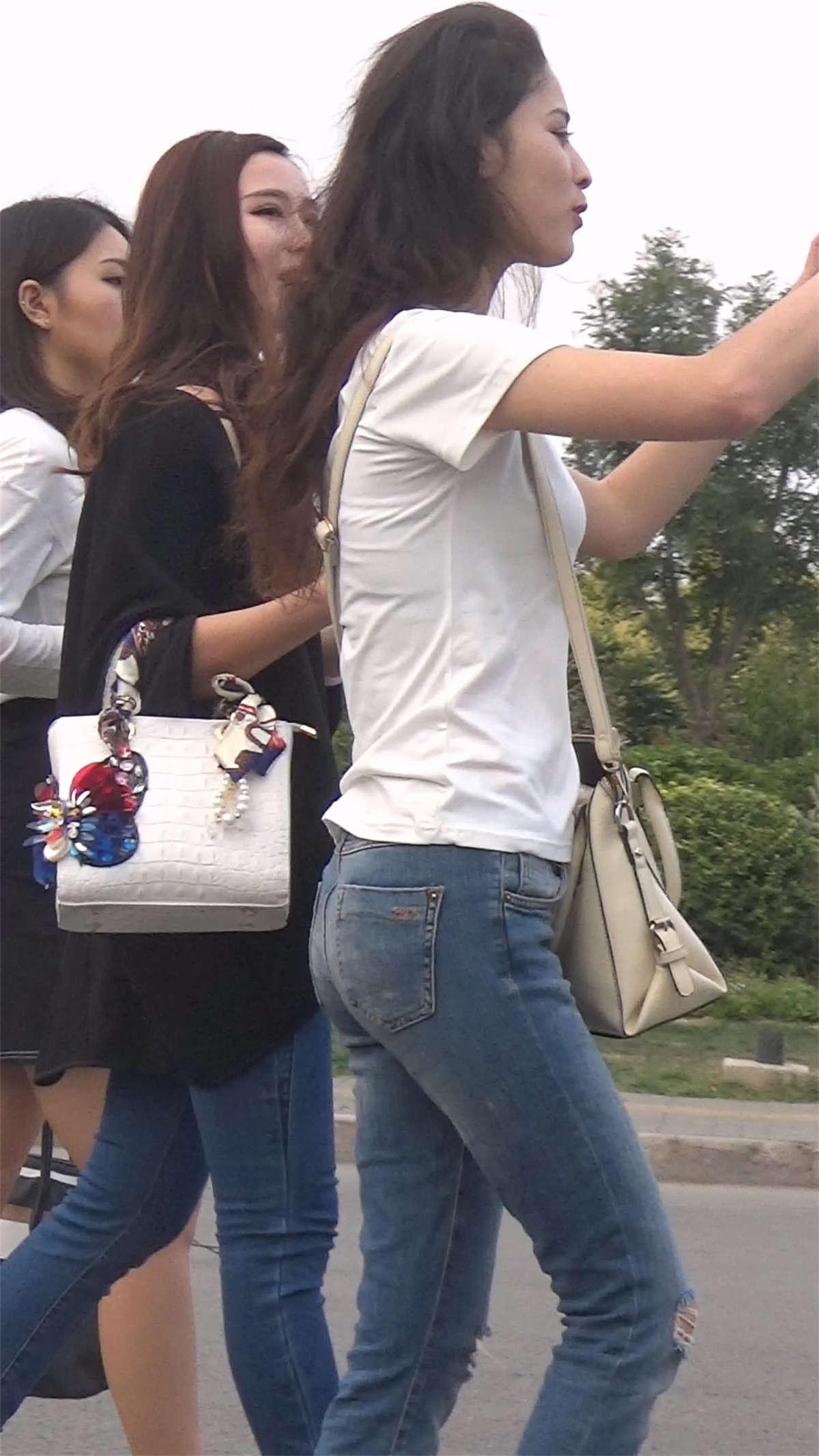 图片[2]-短裙长腿美女等来接她的司机-日更街拍