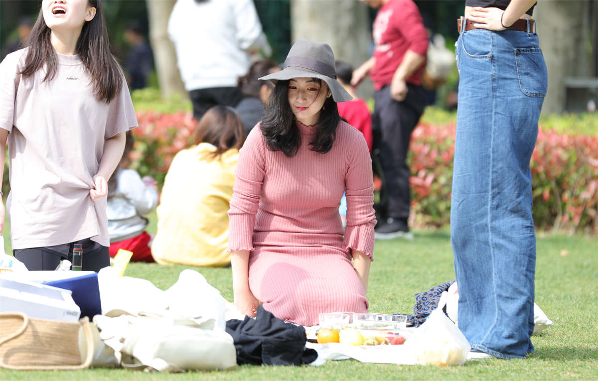 图片[2]-踏青公园街拍系列No.1651 长丝美女纤细玉足，丝薄趾长，足底红润光滑-日更街拍