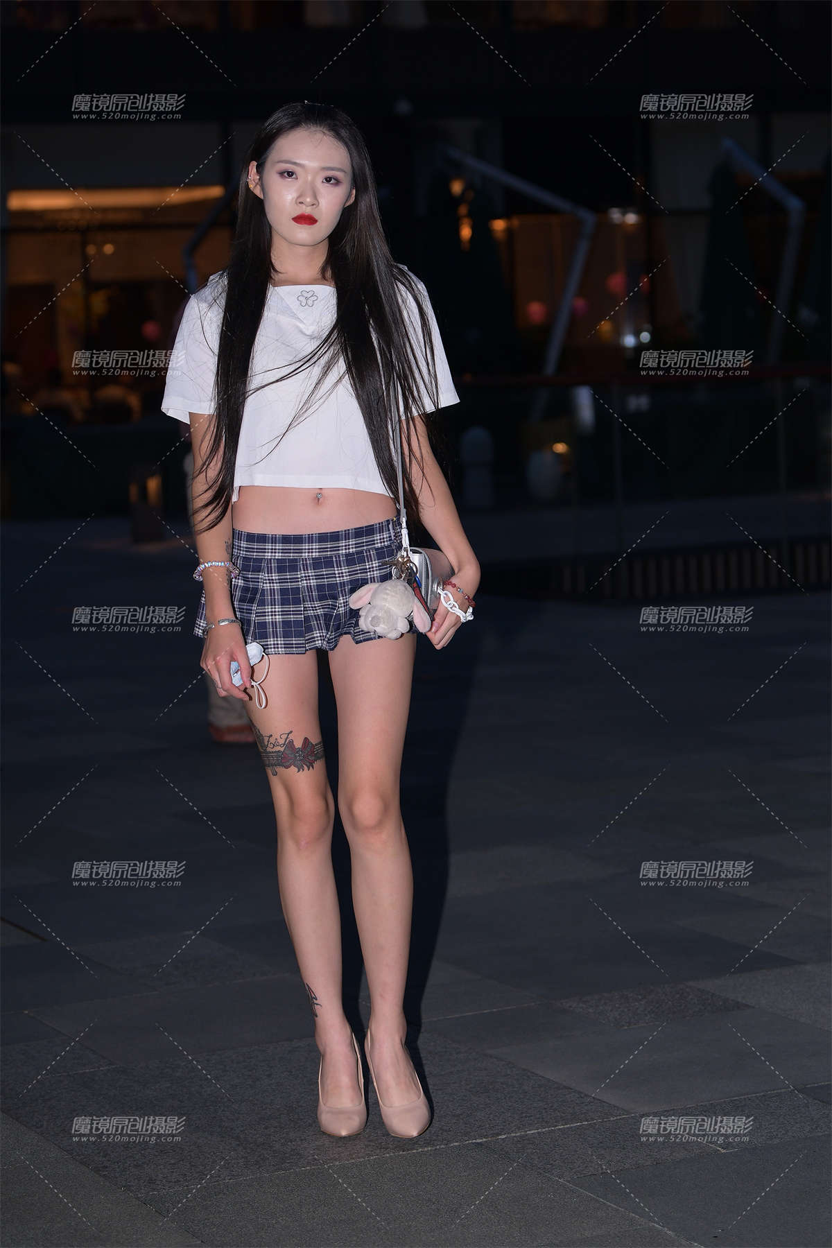 夜遇超性感超短百褶裙美女-日更街拍