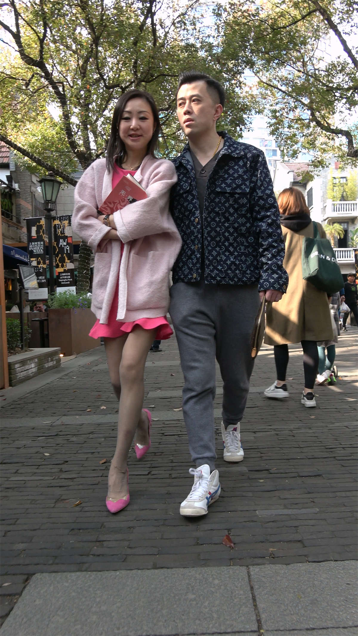 粉高跟粉裙粉衣丝袜长腿美女-日更街拍