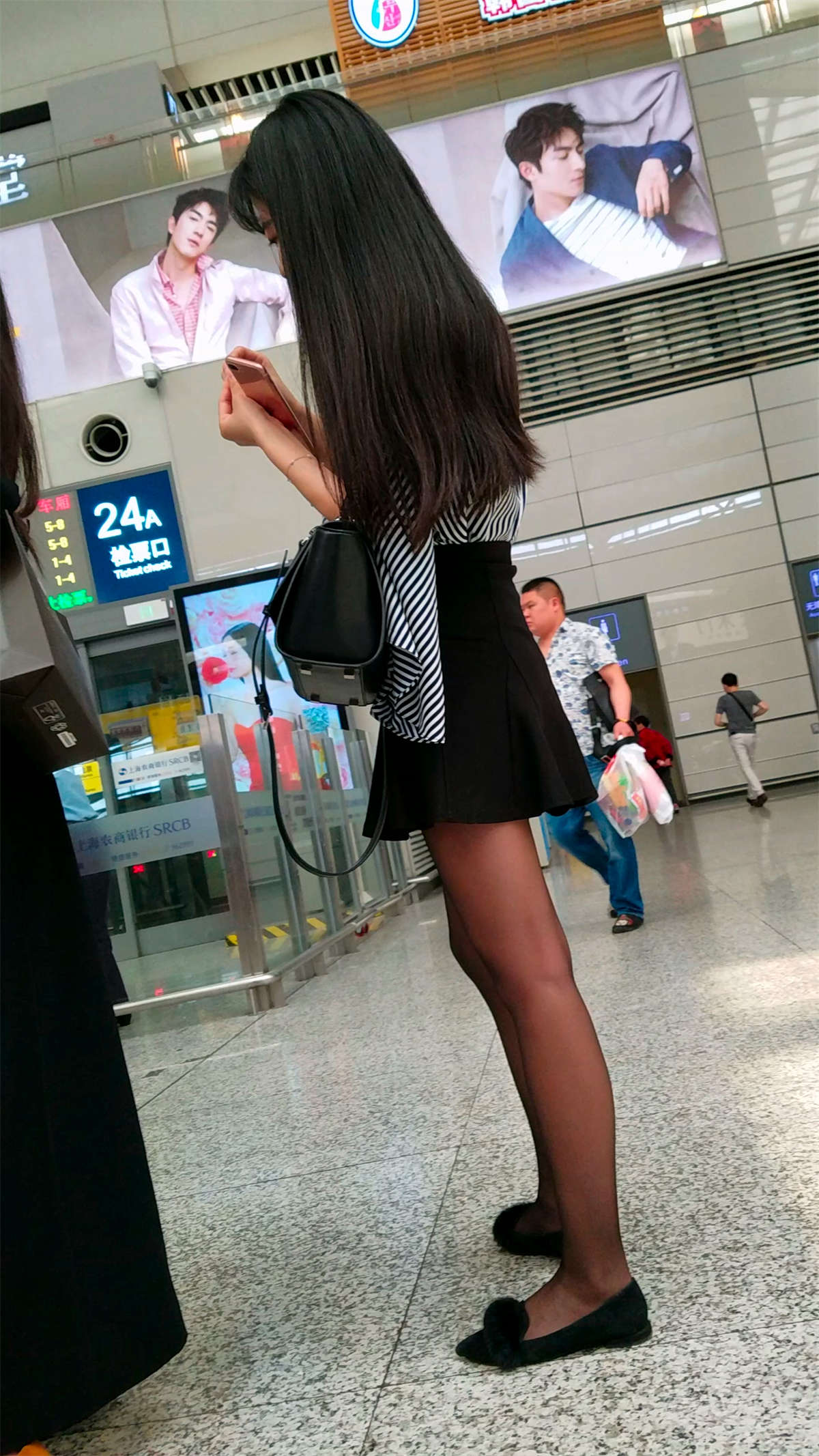 图片[2]-这种黑丝袜陪平底鞋也好看-日更街拍