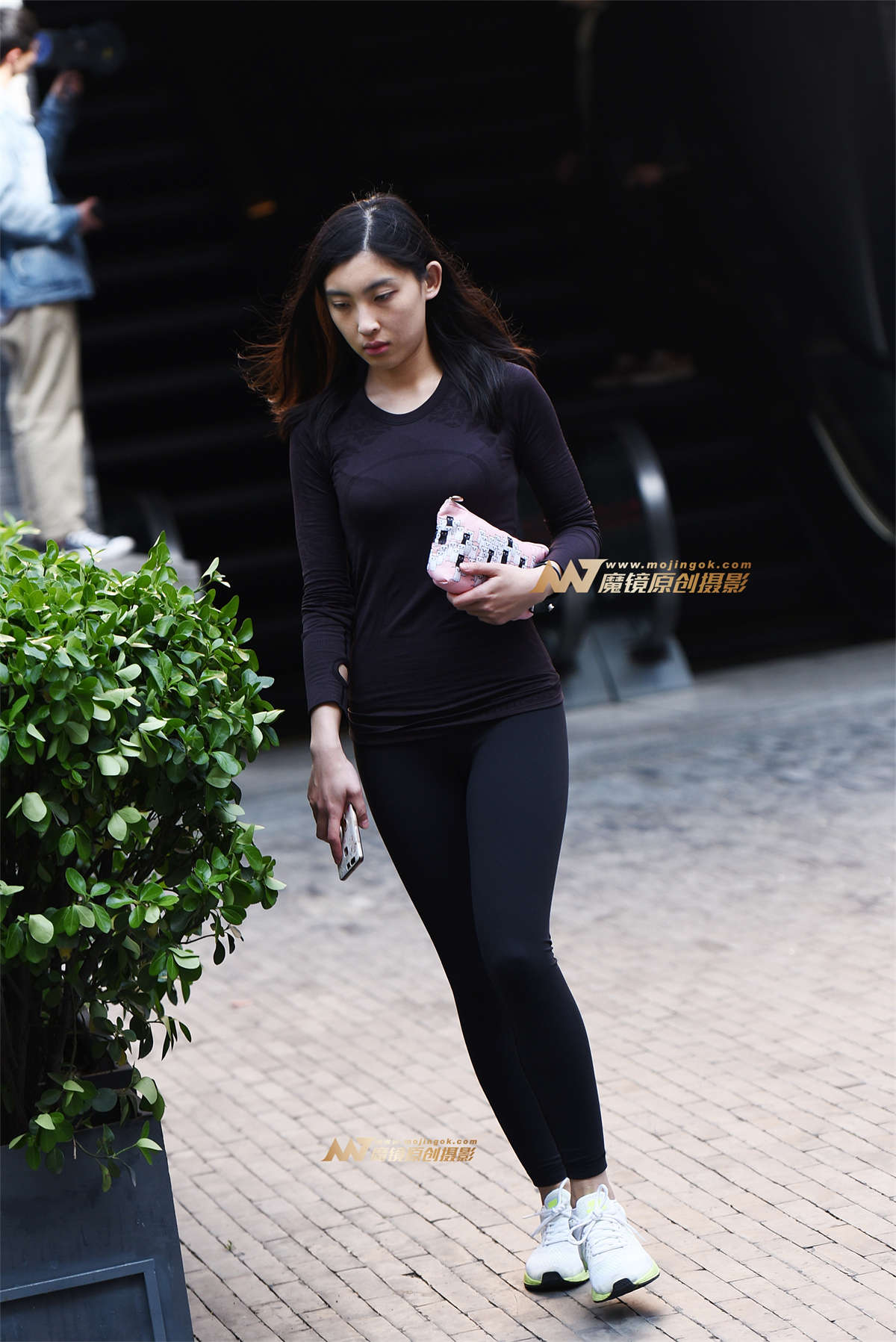 【咔喳赛贴】急匆匆的紧身裤-日更街拍