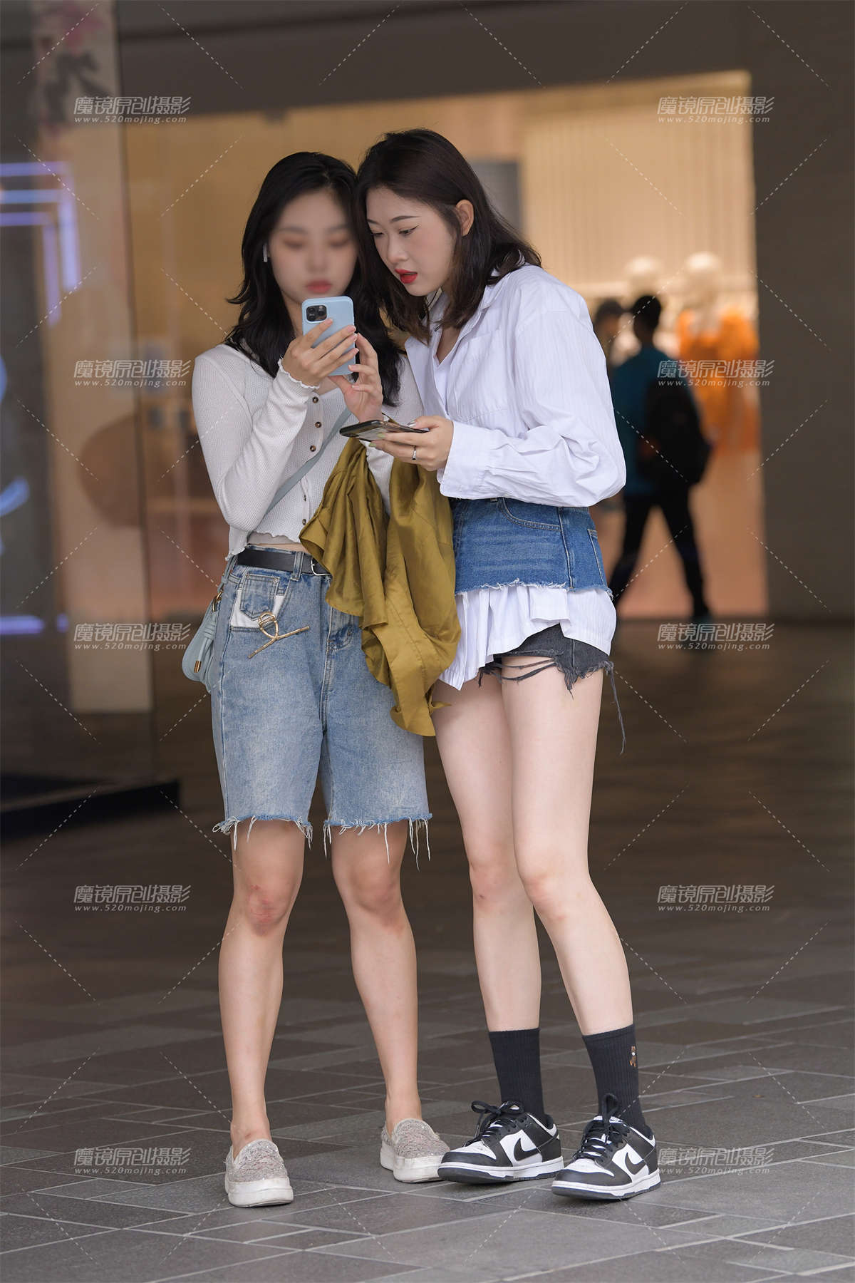 牛仔腰峰白衬衫热裤美女-日更街拍