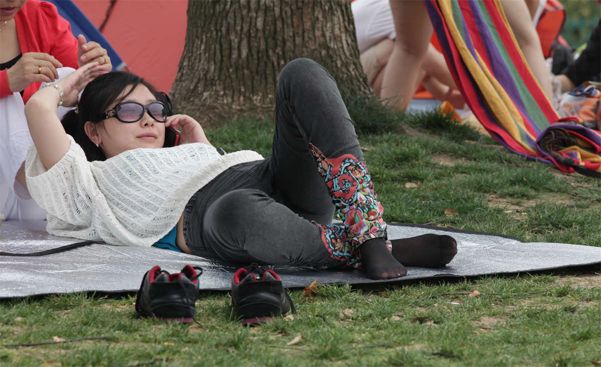 图片[2]-踏青公园街拍系列No.426 妹子水灵，黑丝足也感觉带有余香-日更街拍