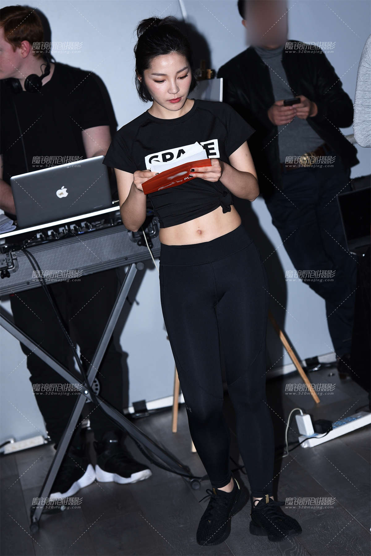 【咔喳赛帖】俏皮的女主持人-日更街拍